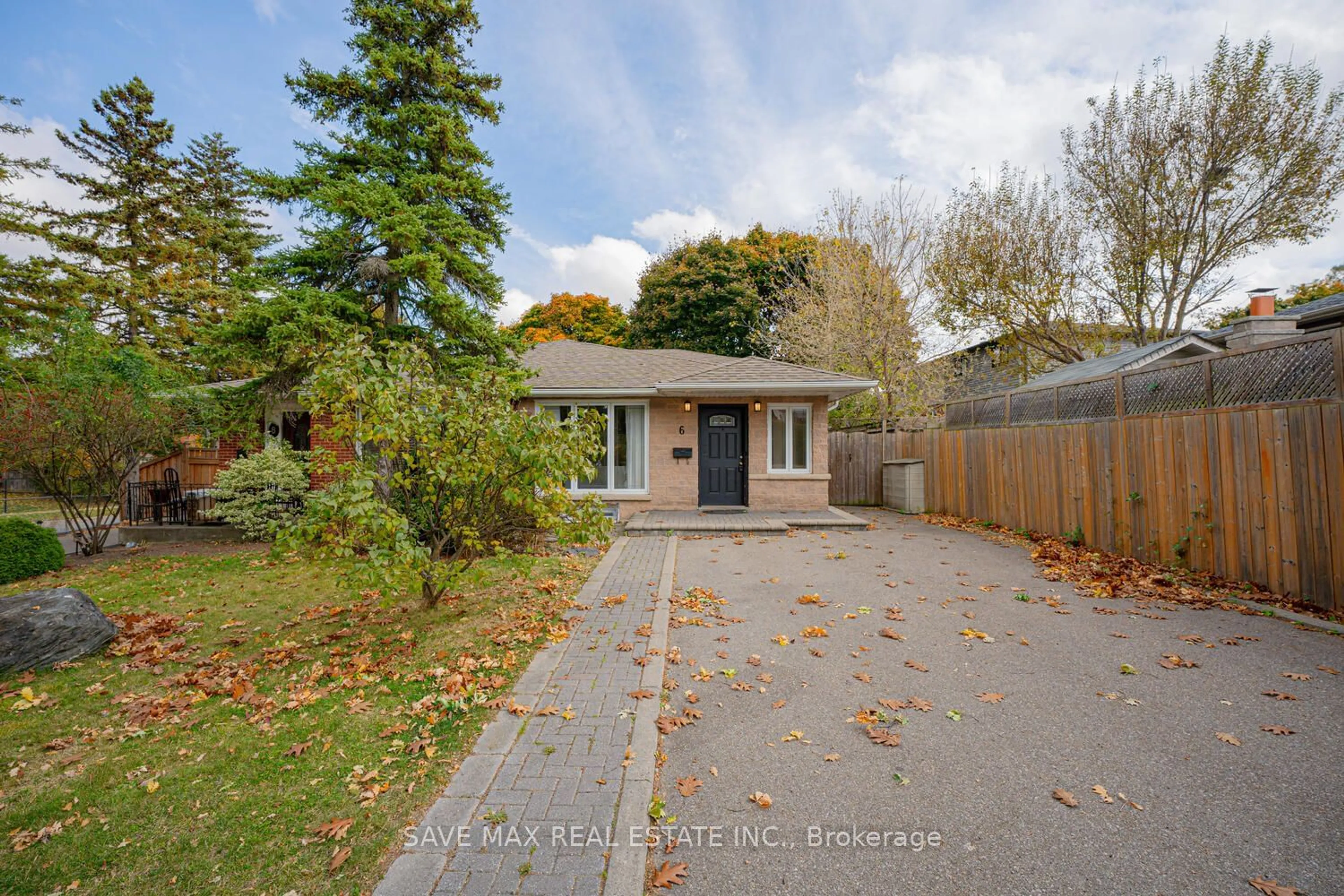 Frontside or backside of a home, cottage for 6 Gafney Dr, Mississauga Ontario L5M 1E2