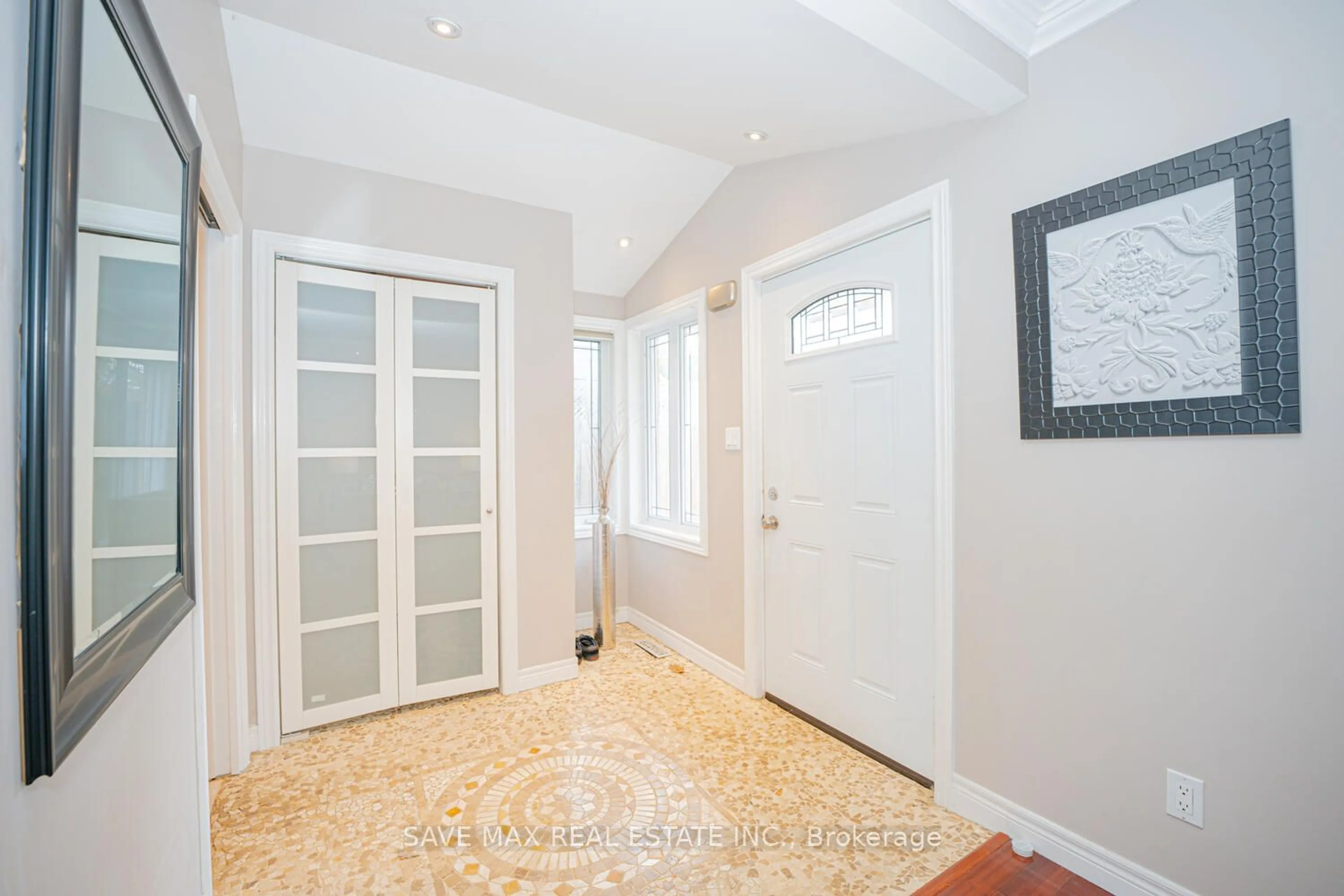 Indoor entryway, wood floors for 6 Gafney Dr, Mississauga Ontario L5M 1E2