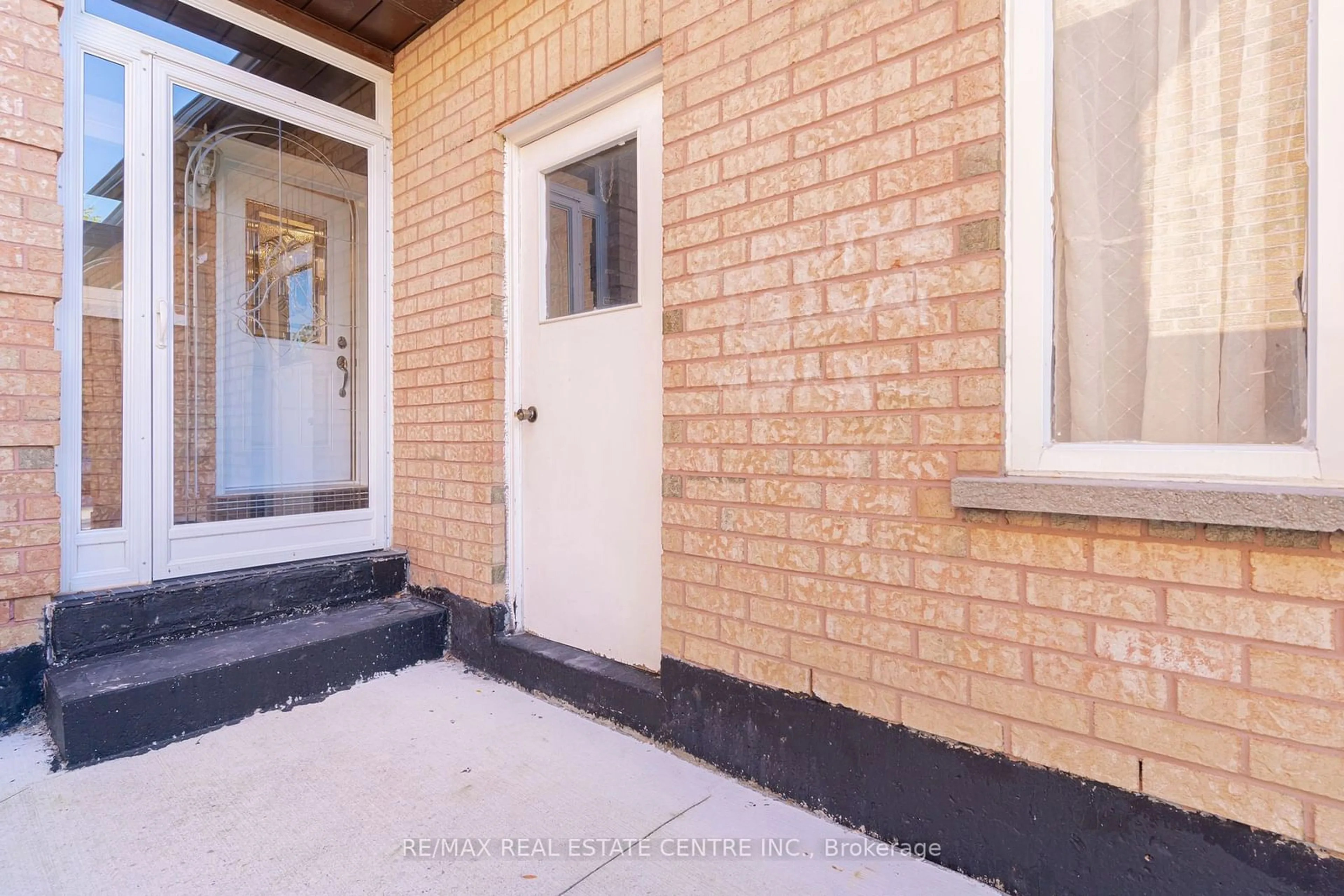 Home with brick exterior material for 3 Candy Cres, Brampton Ontario L6X 3T8