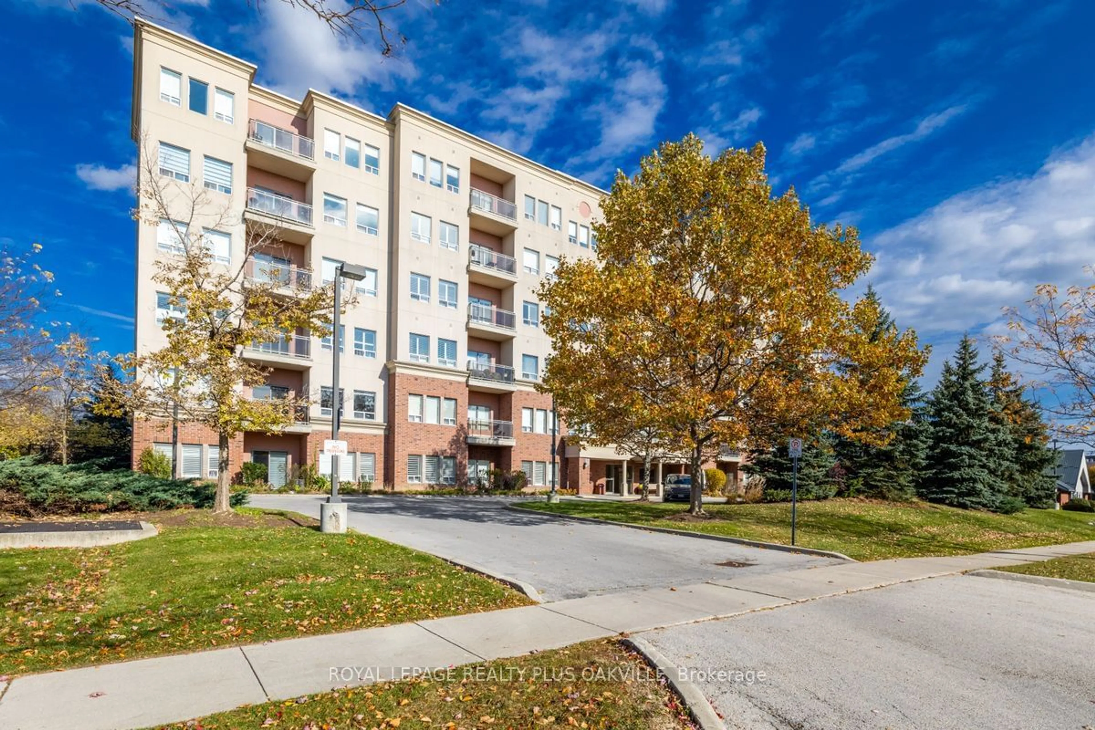 A pic from exterior of the house or condo, the front or back of building for 1499 Nottinghill Gate #403, Oakville Ontario L6M 5G1