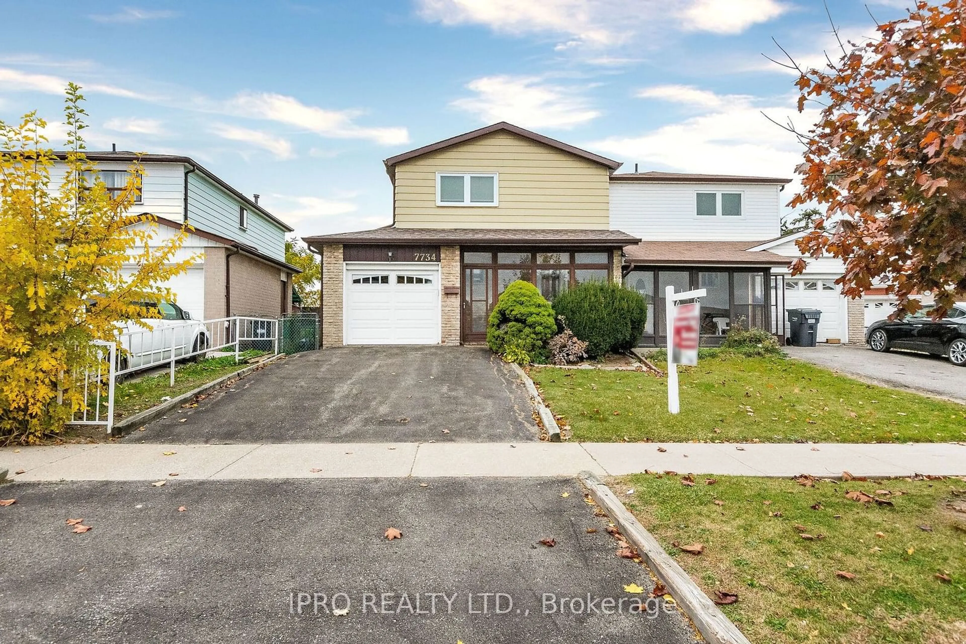 Frontside or backside of a home, the fenced backyard for 7734 Benavon Rd, Mississauga Ontario L6V 1B9