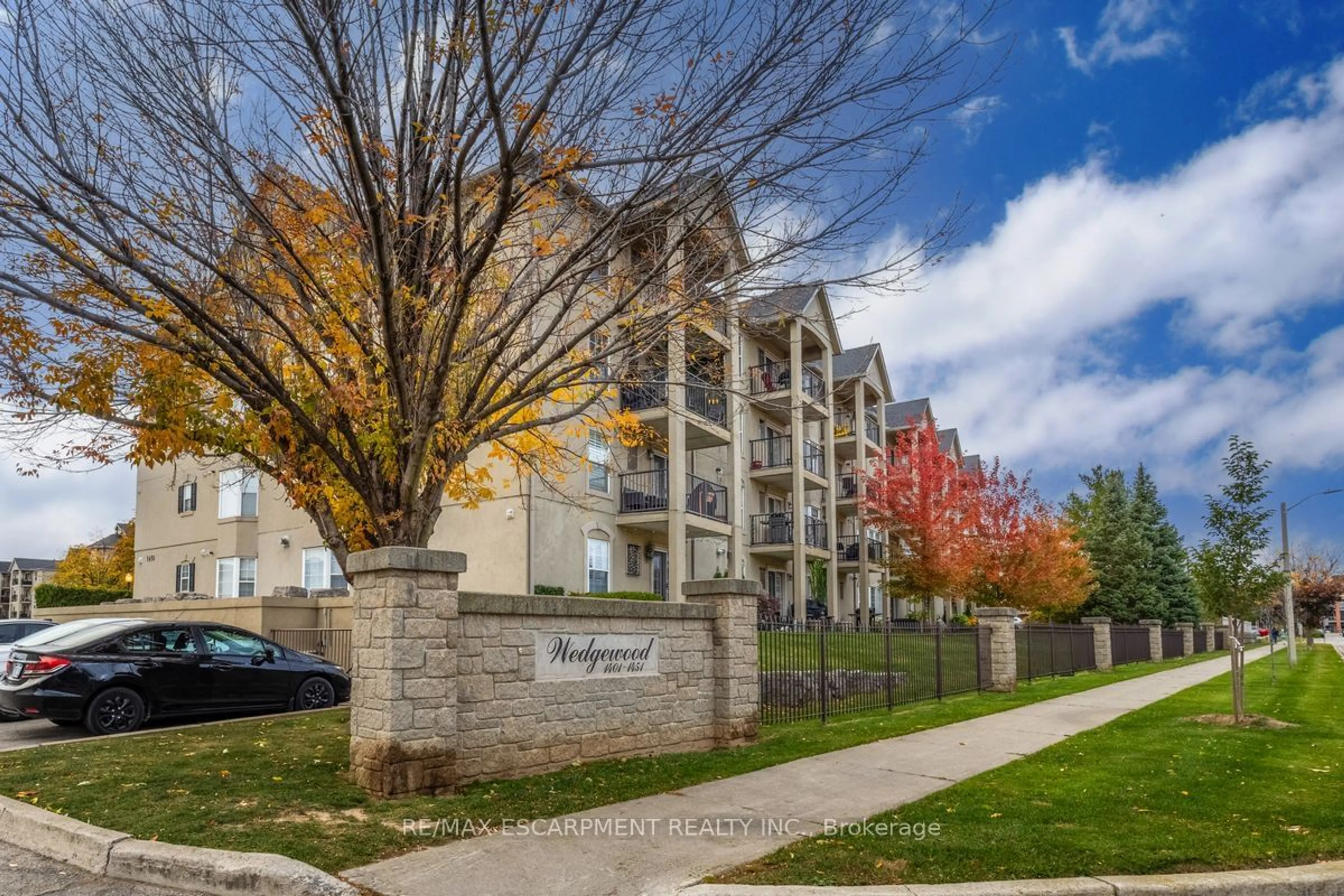 A pic from exterior of the house or condo, the front or back of building for 1431 Walkers Line #310, Burlington Ontario L7M 4P3