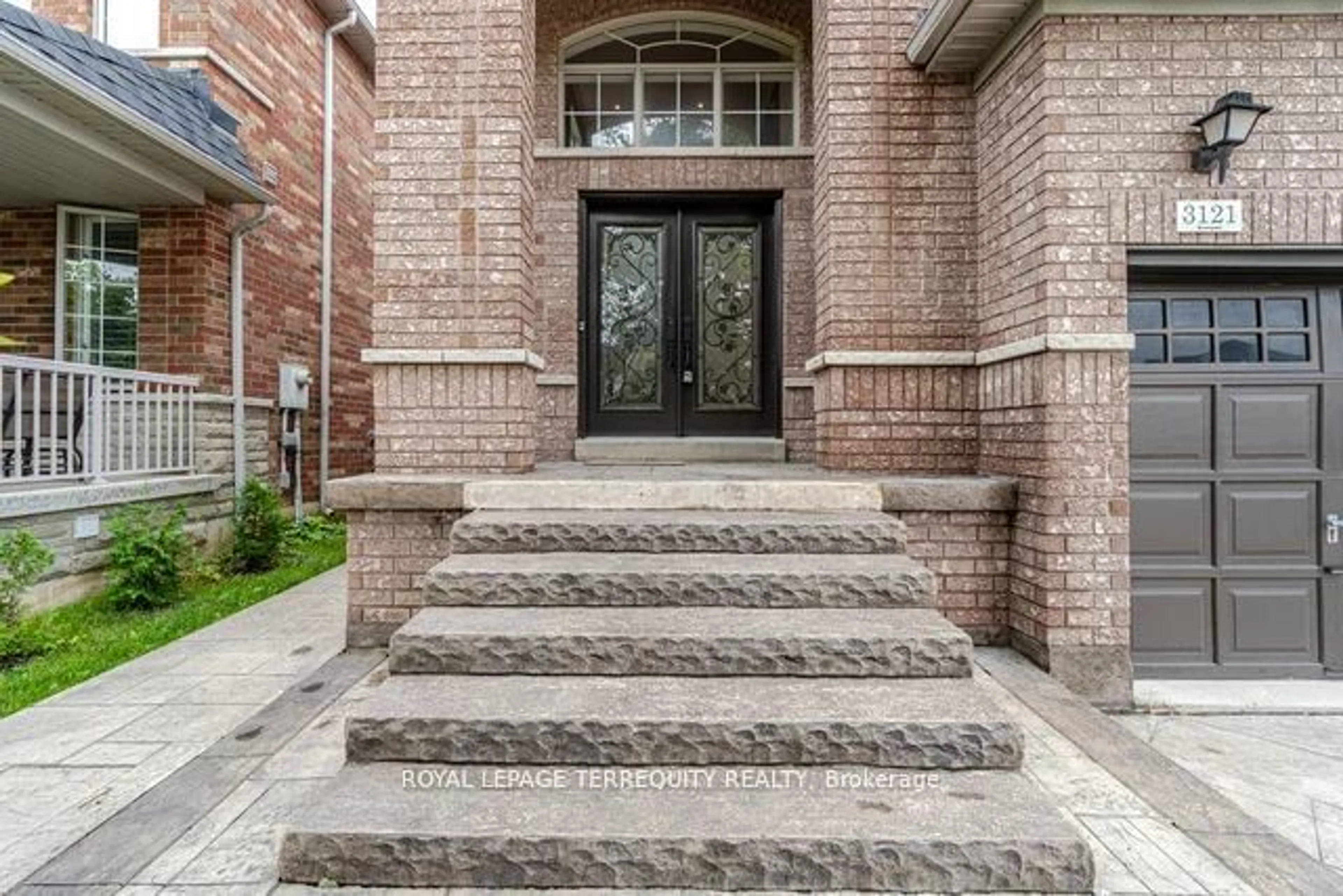 Home with brick exterior material for 3121 Clipperton Dr, Mississauga Ontario L5M 0C2