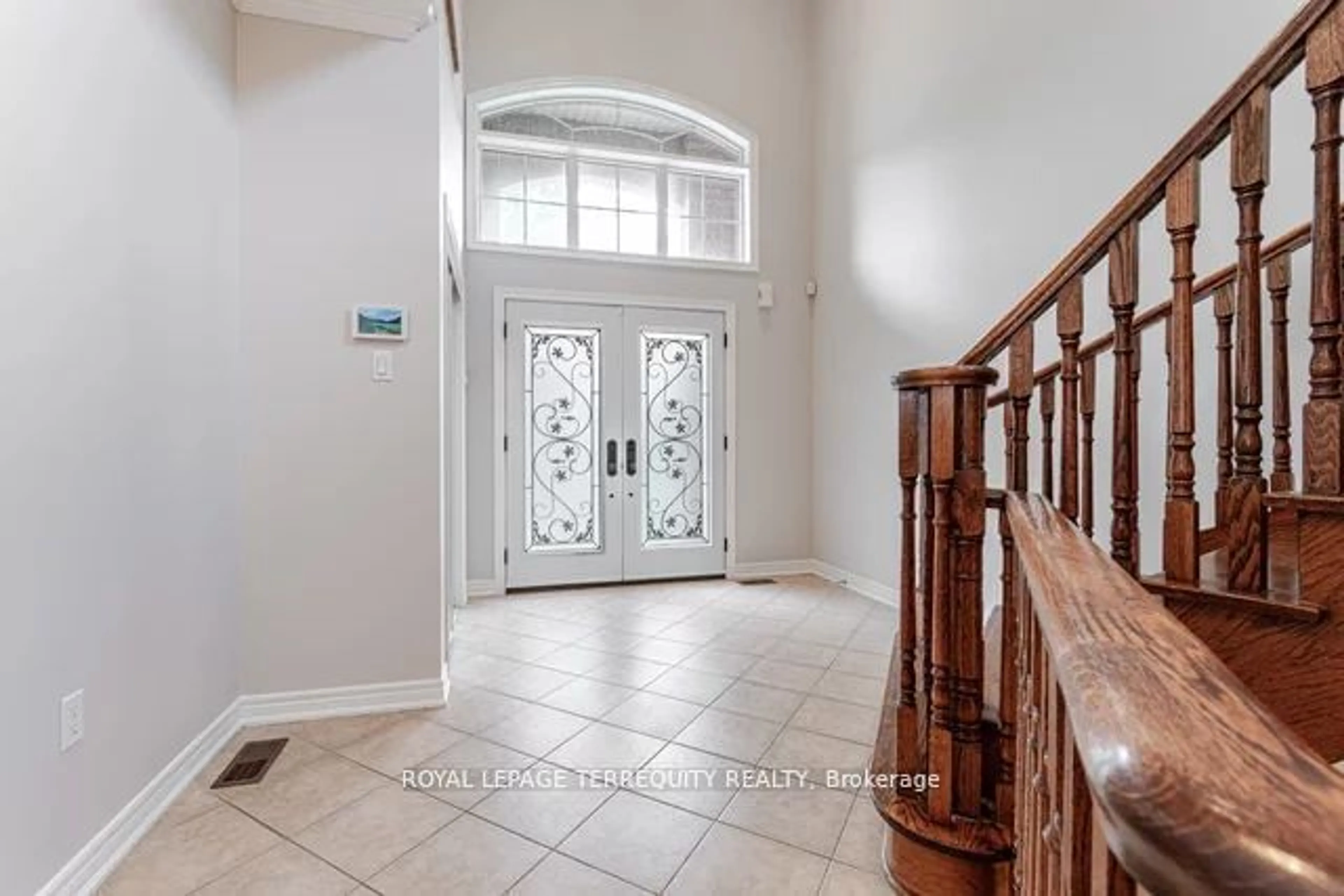 Indoor entryway, wood floors for 3121 Clipperton Dr, Mississauga Ontario L5M 0C2