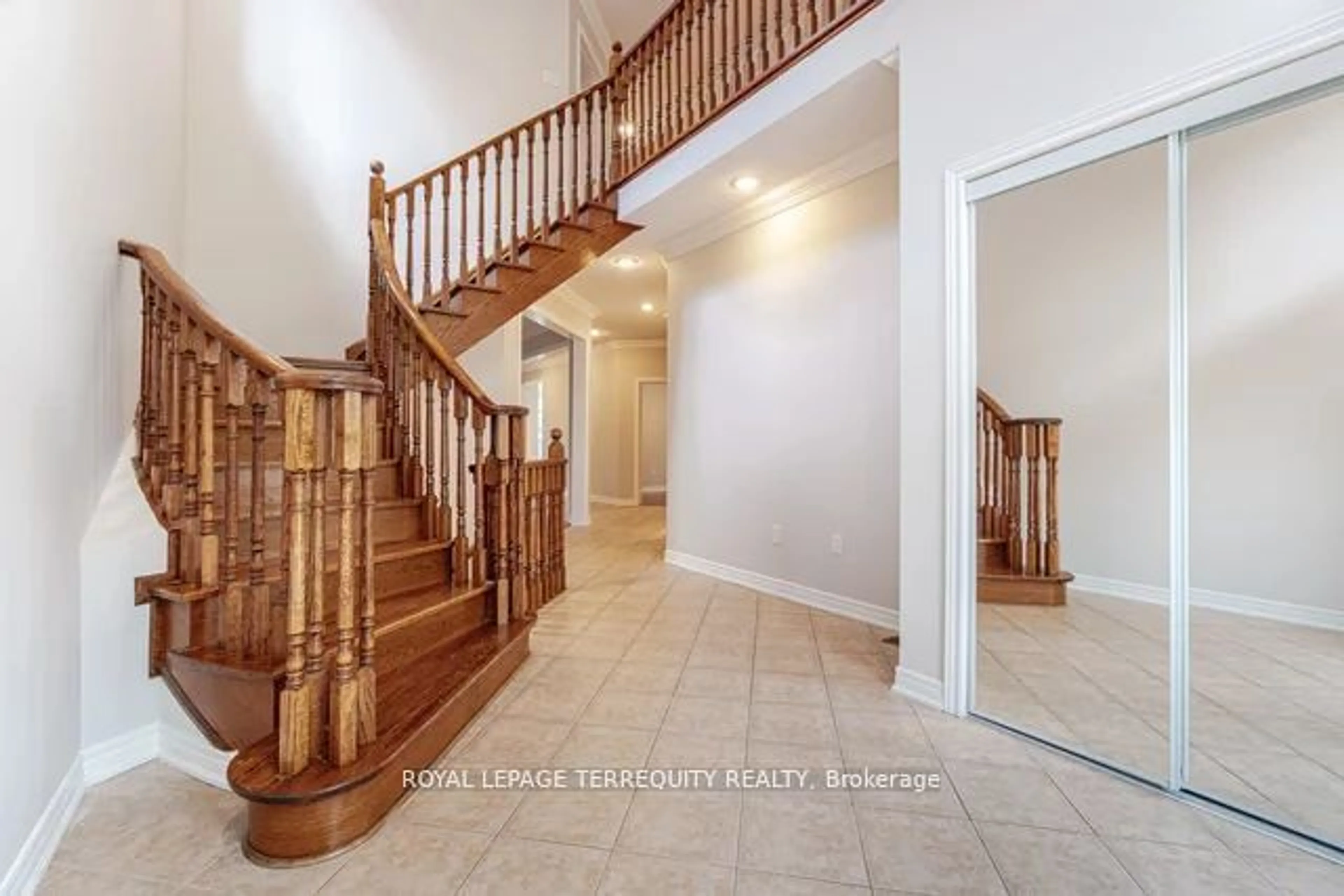 Indoor entryway, wood floors for 3121 Clipperton Dr, Mississauga Ontario L5M 0C2