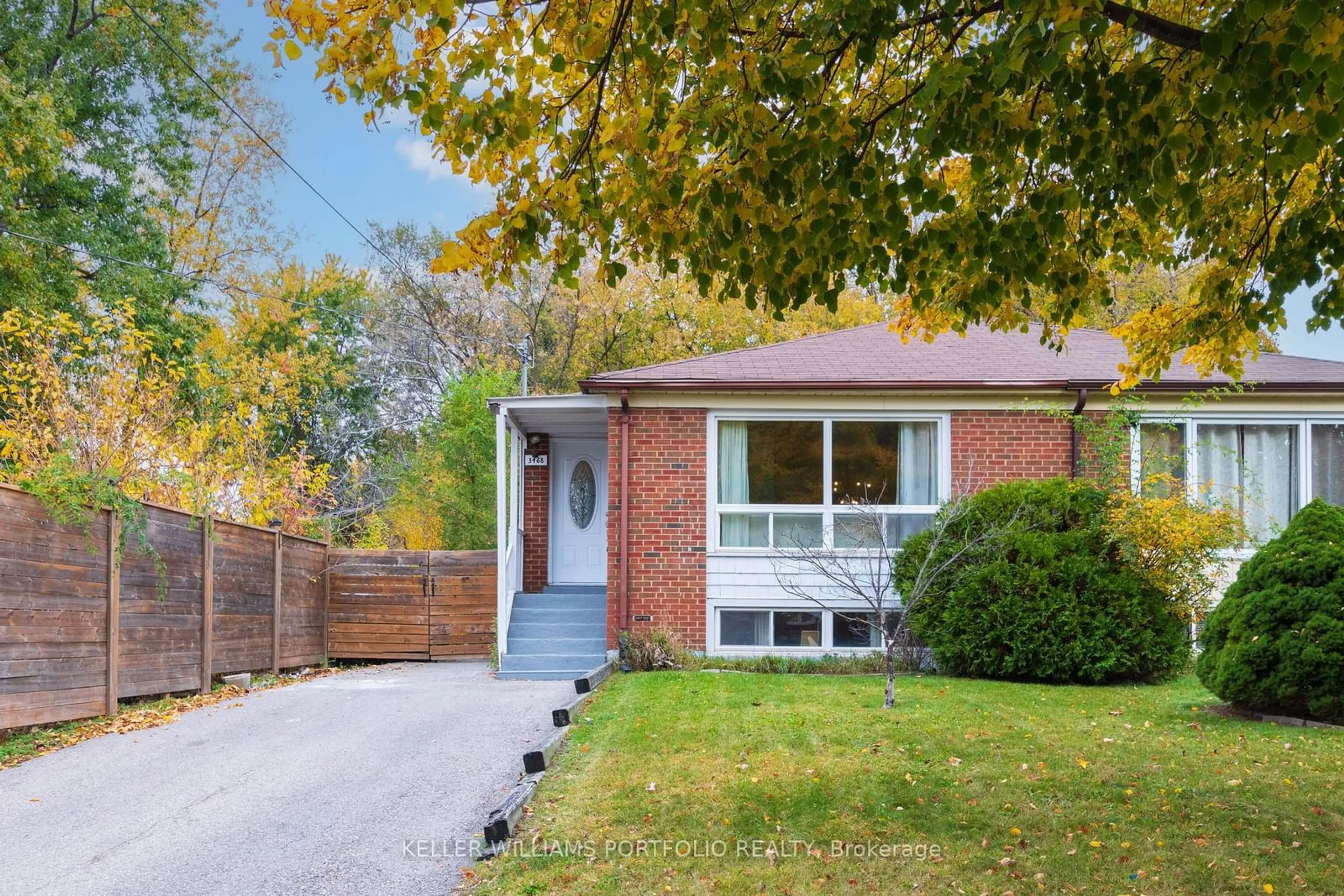 Home with brick exterior material for 3468 Ashcroft Cres, Mississauga Ontario L5C 2E7