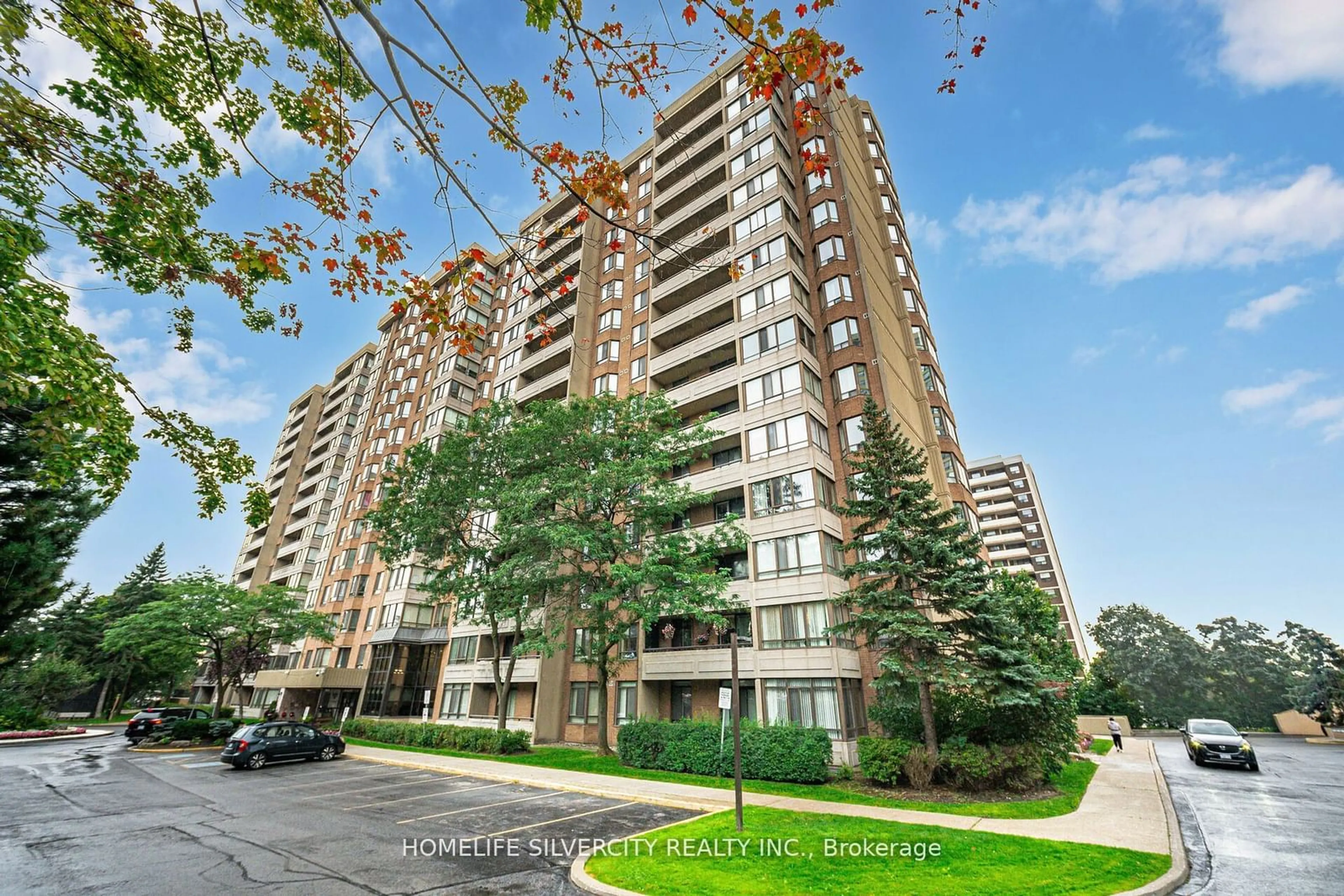 A pic from exterior of the house or condo, the front or back of building for 5 Lisa St #1512, Brampton Ontario L6T 4T4