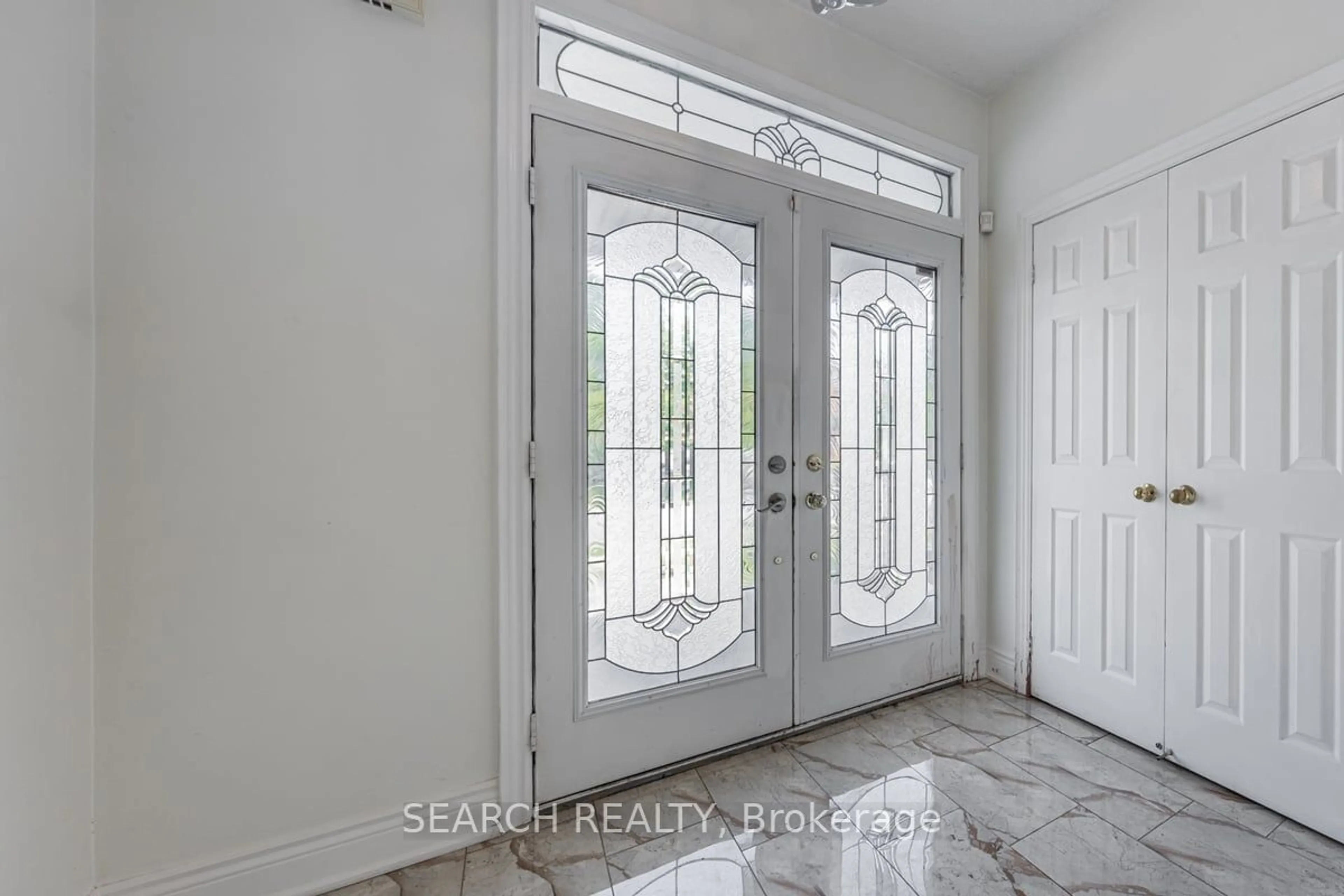 Indoor entryway, wood floors for 7 Homeview Rd, Brampton Ontario L6R 2L9