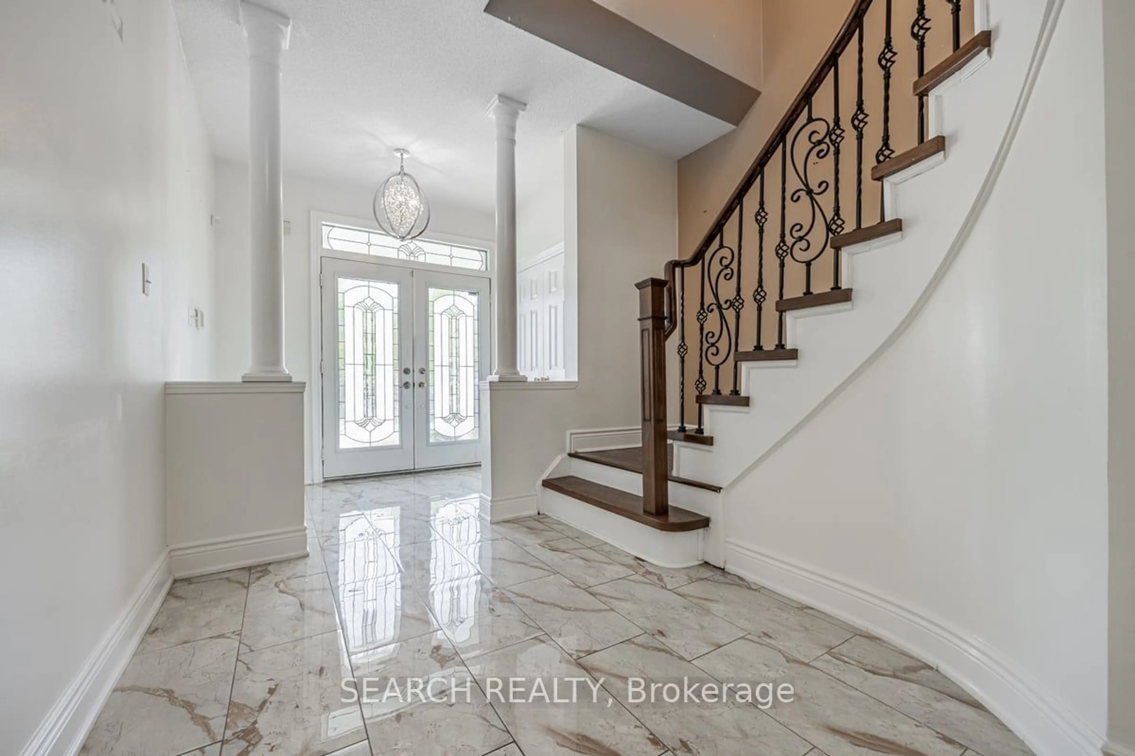 Indoor entryway, wood floors for 7 Homeview Rd, Brampton Ontario L6R 2L9