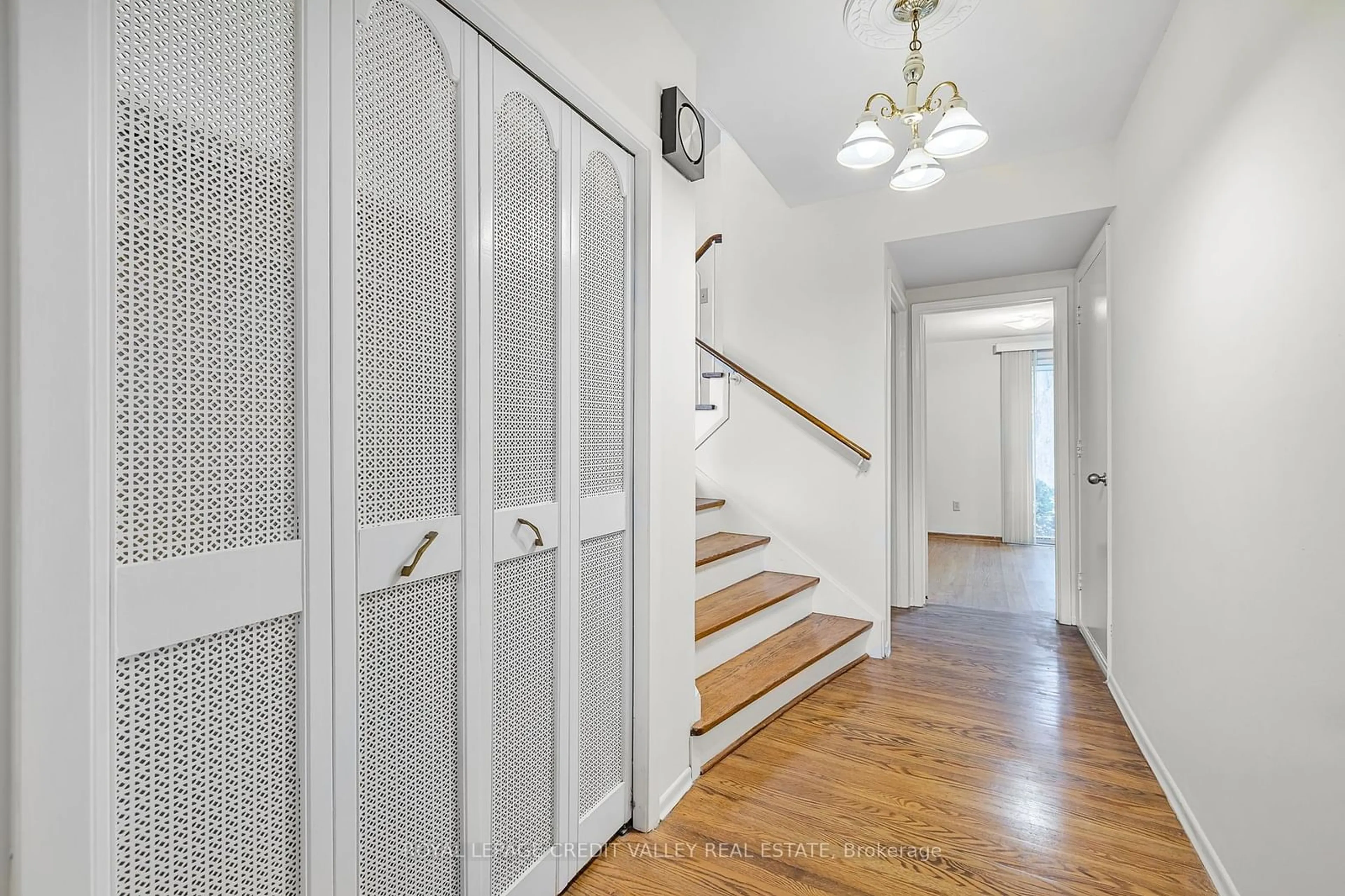 Indoor entryway, wood floors for 299 Bartley Bull Pkwy, Brampton Ontario L6W 2L2