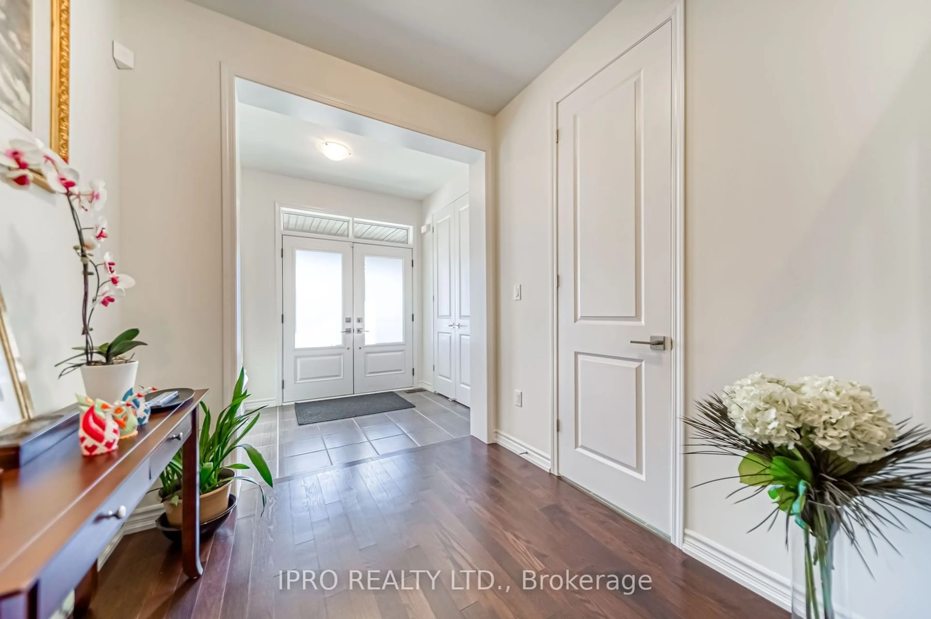 Indoor entryway, wood floors for 294 Valermo Dr, Toronto Ontario M8W 0B6