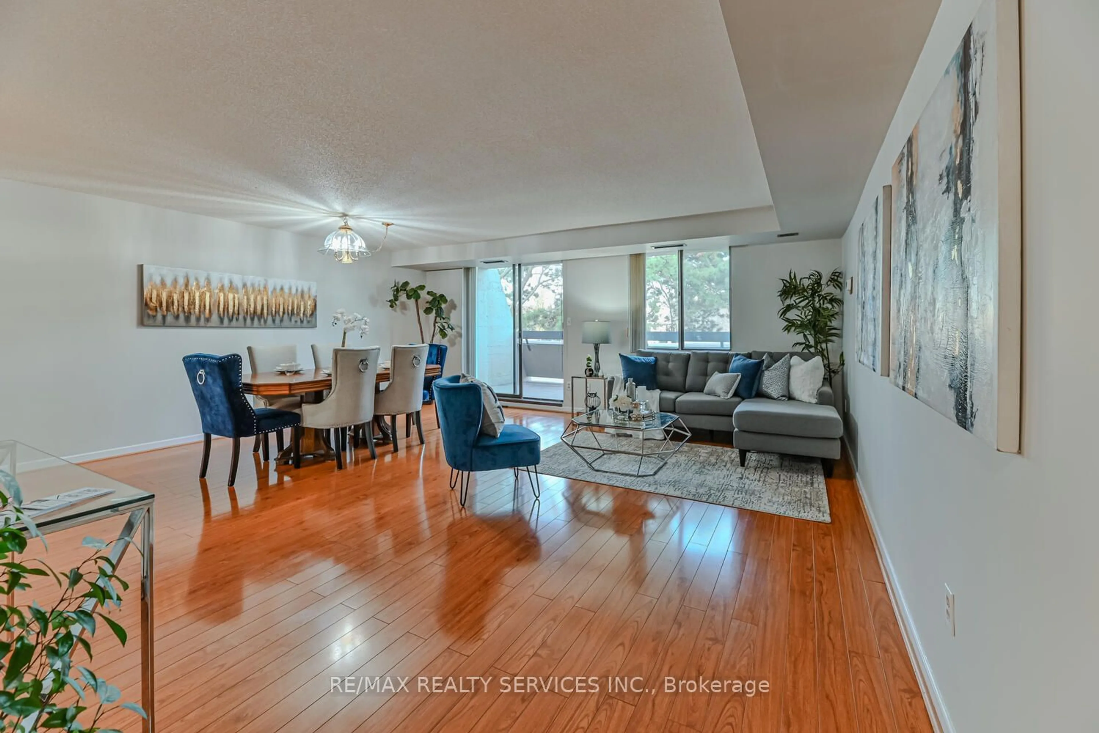 Living room, wood floors for 1330 Mississauga Valley Blvd #64, Mississauga Ontario L5A 3T1