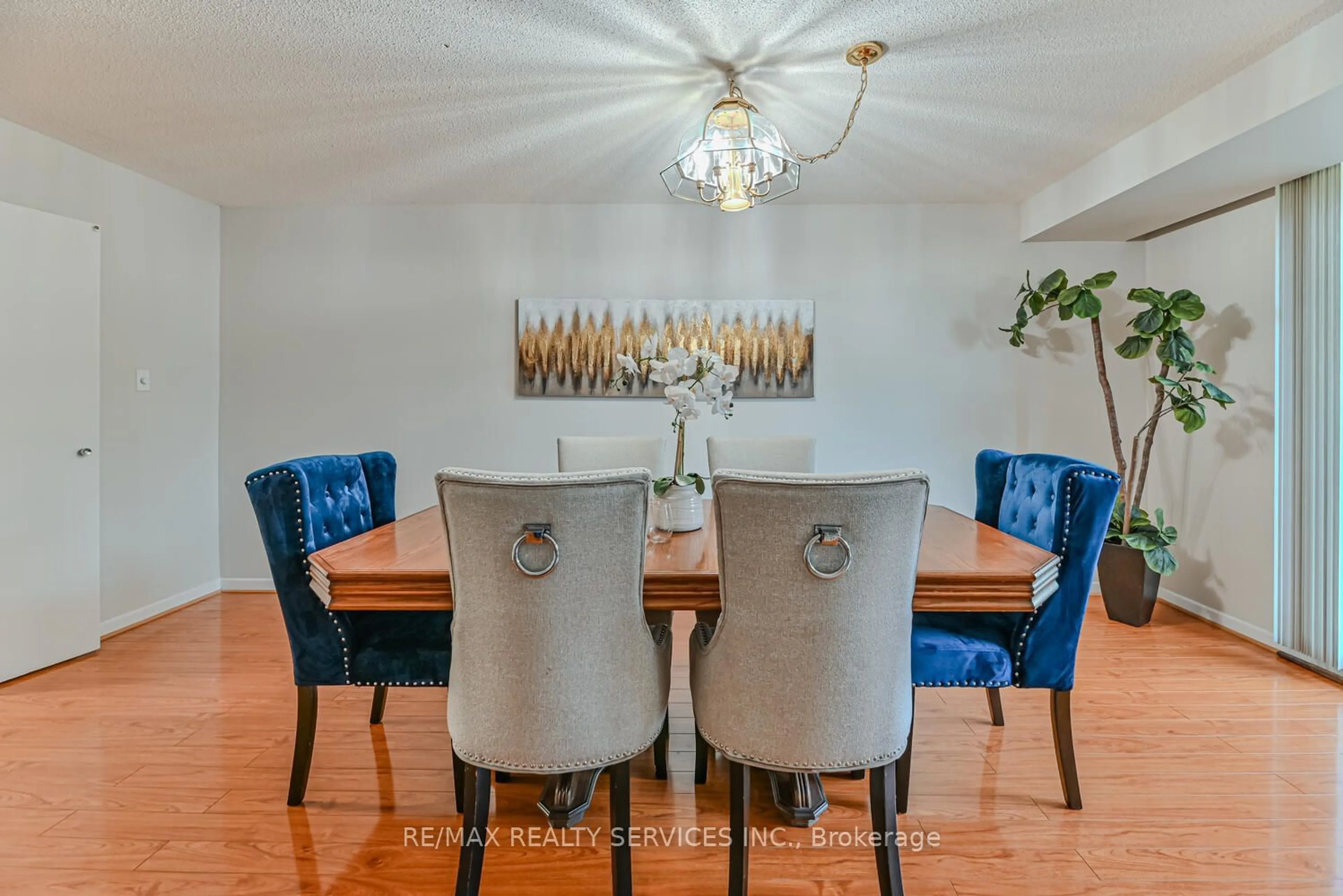 Dining room, wood floors, cottage for 1330 Mississauga Valley Blvd #64, Mississauga Ontario L5A 3T1