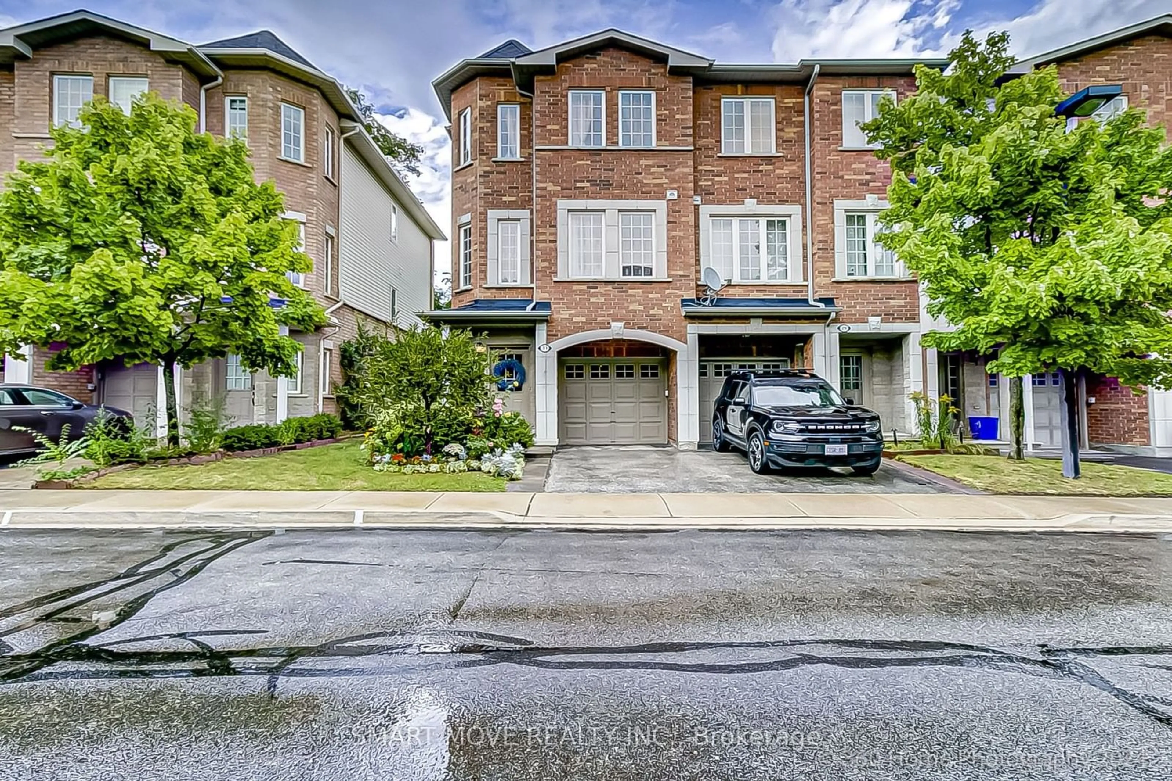 A pic from exterior of the house or condo, the street view for 3071 Treadwells Dr #31, Mississauga Ontario L4X 0A1