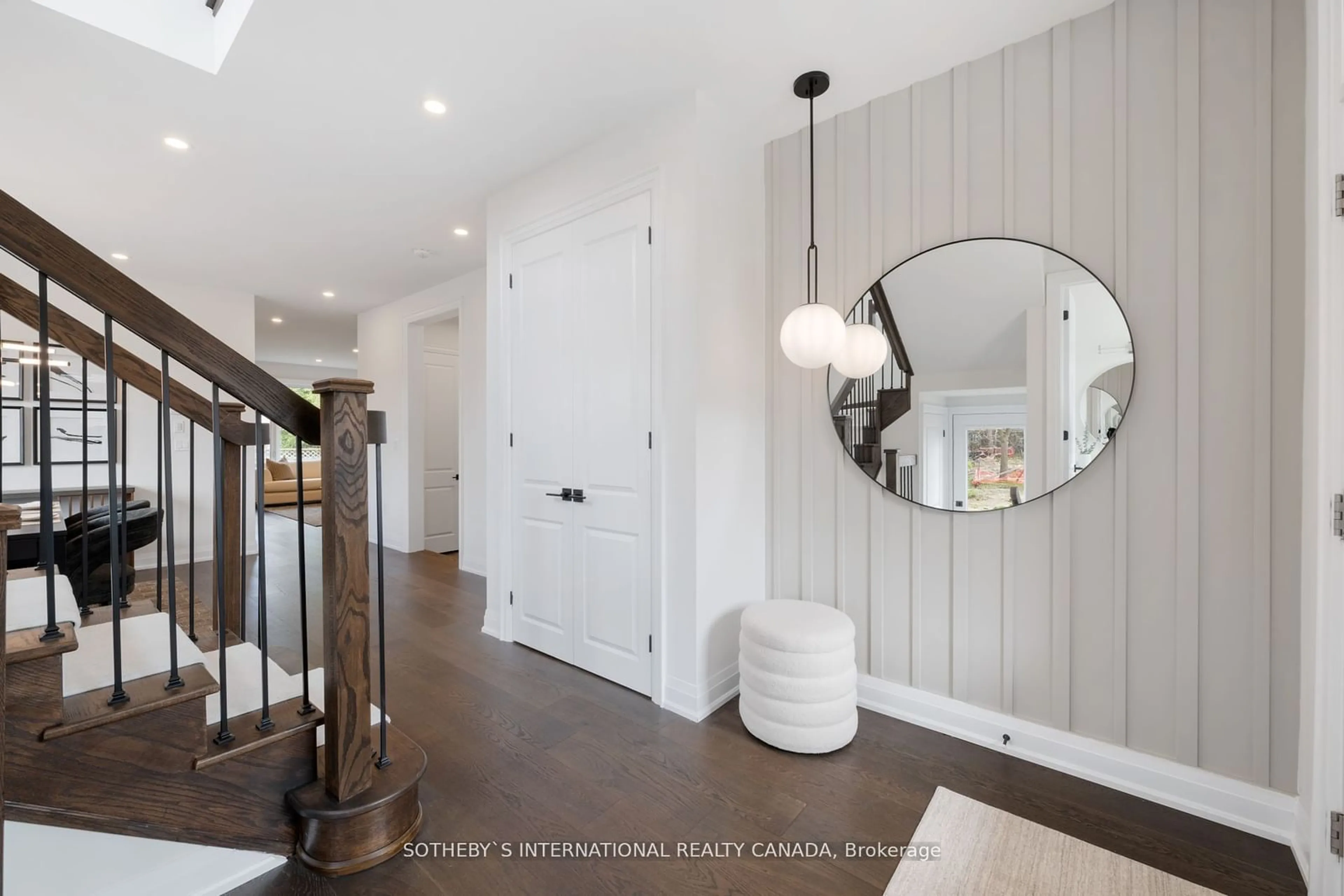 Indoor entryway, wood floors for 518 Markay Common, Burlington Ontario L7S 0A6