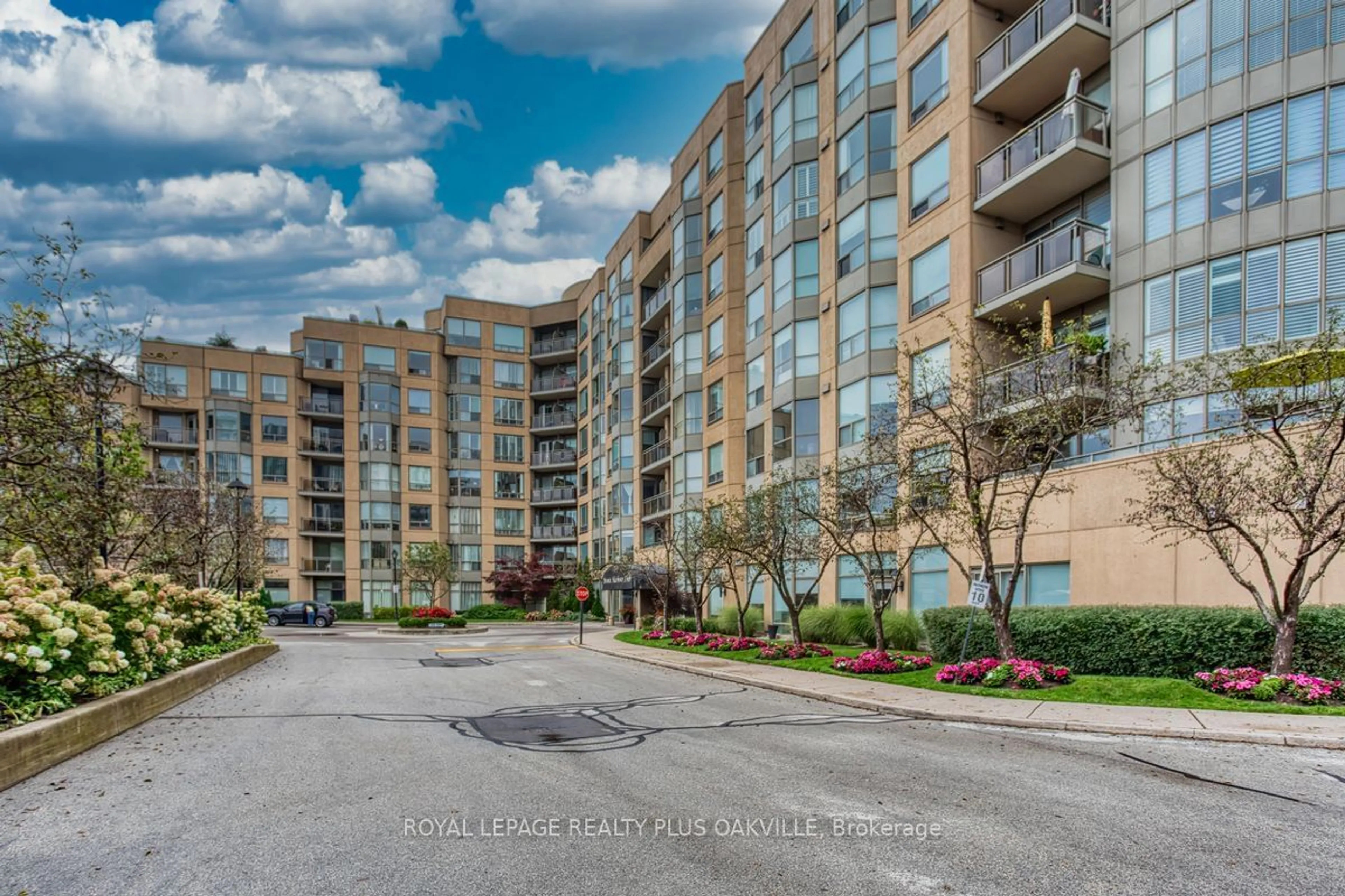 A pic from exterior of the house or condo, the street view for 2511 Lakeshore Rd #517, Oakville Ontario L6L 6L9