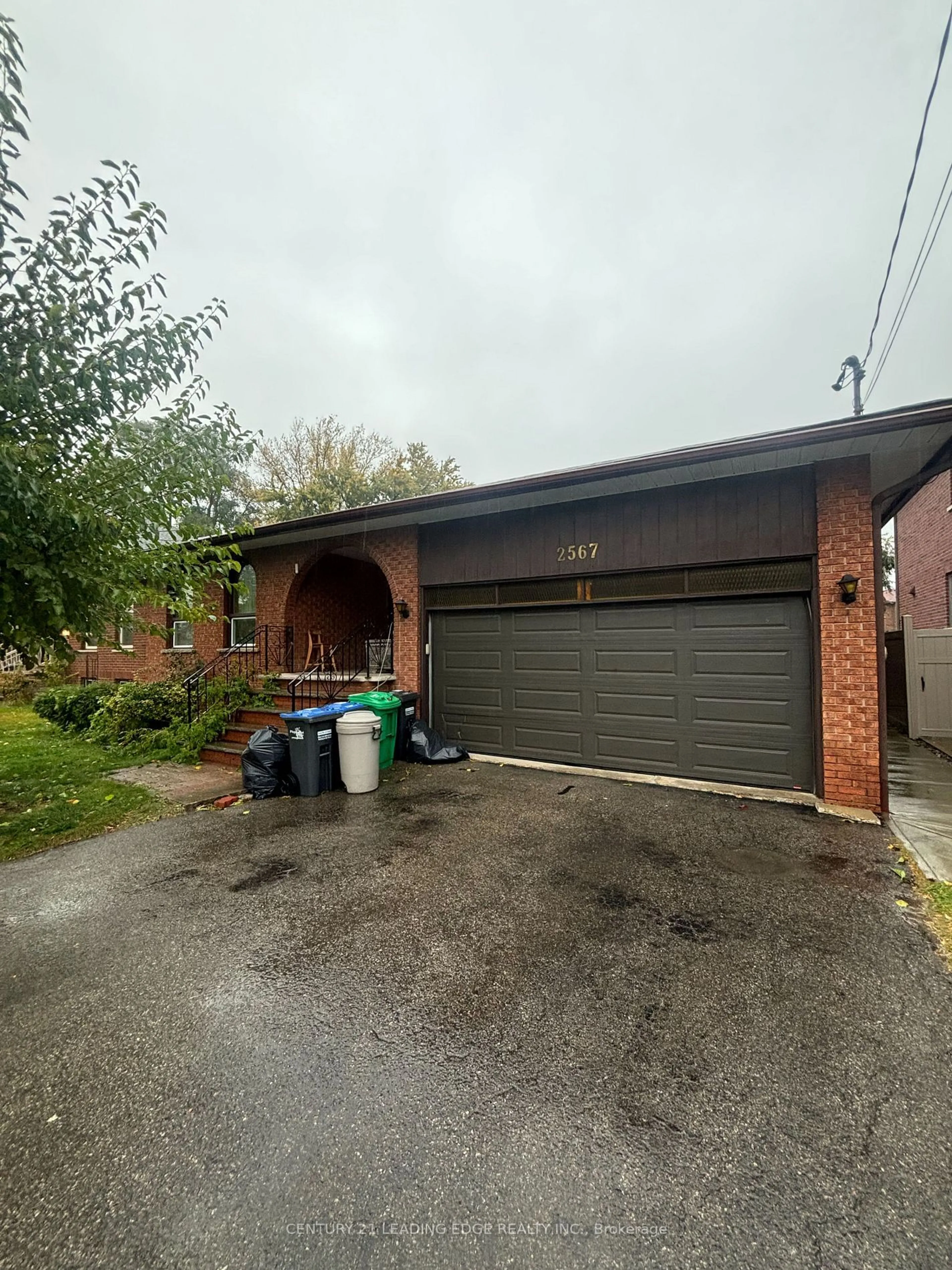 Frontside or backside of a home, the front or back of building for 2567 Cliff Rd, Mississauga Ontario L5A 2P5