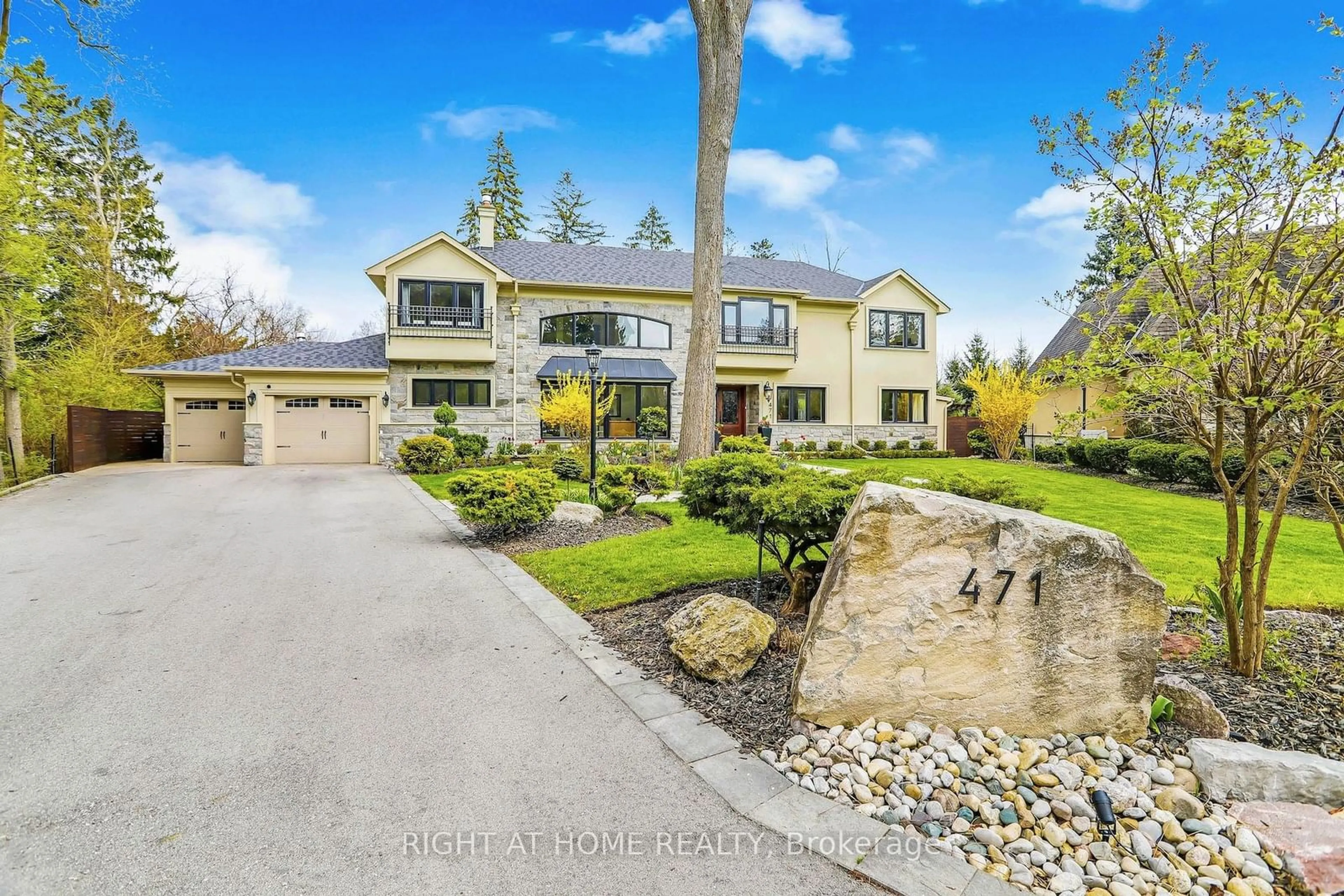 Frontside or backside of a home, the street view for 471 Country Club Cres, Mississauga Ontario L5J 2P9