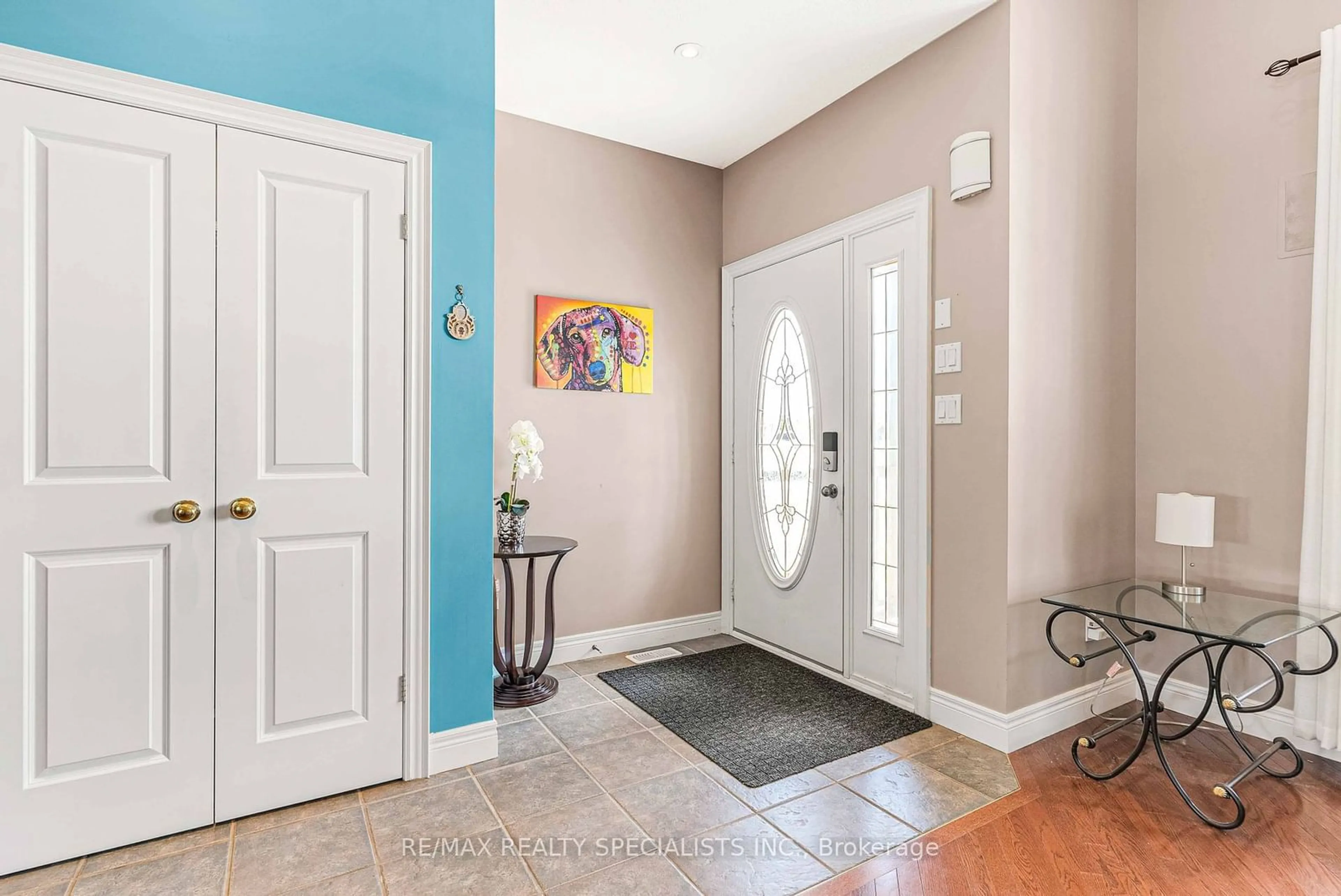 Indoor entryway, wood floors for 29 Oak Ridge Dr, Orangeville Ontario L9W 5J6