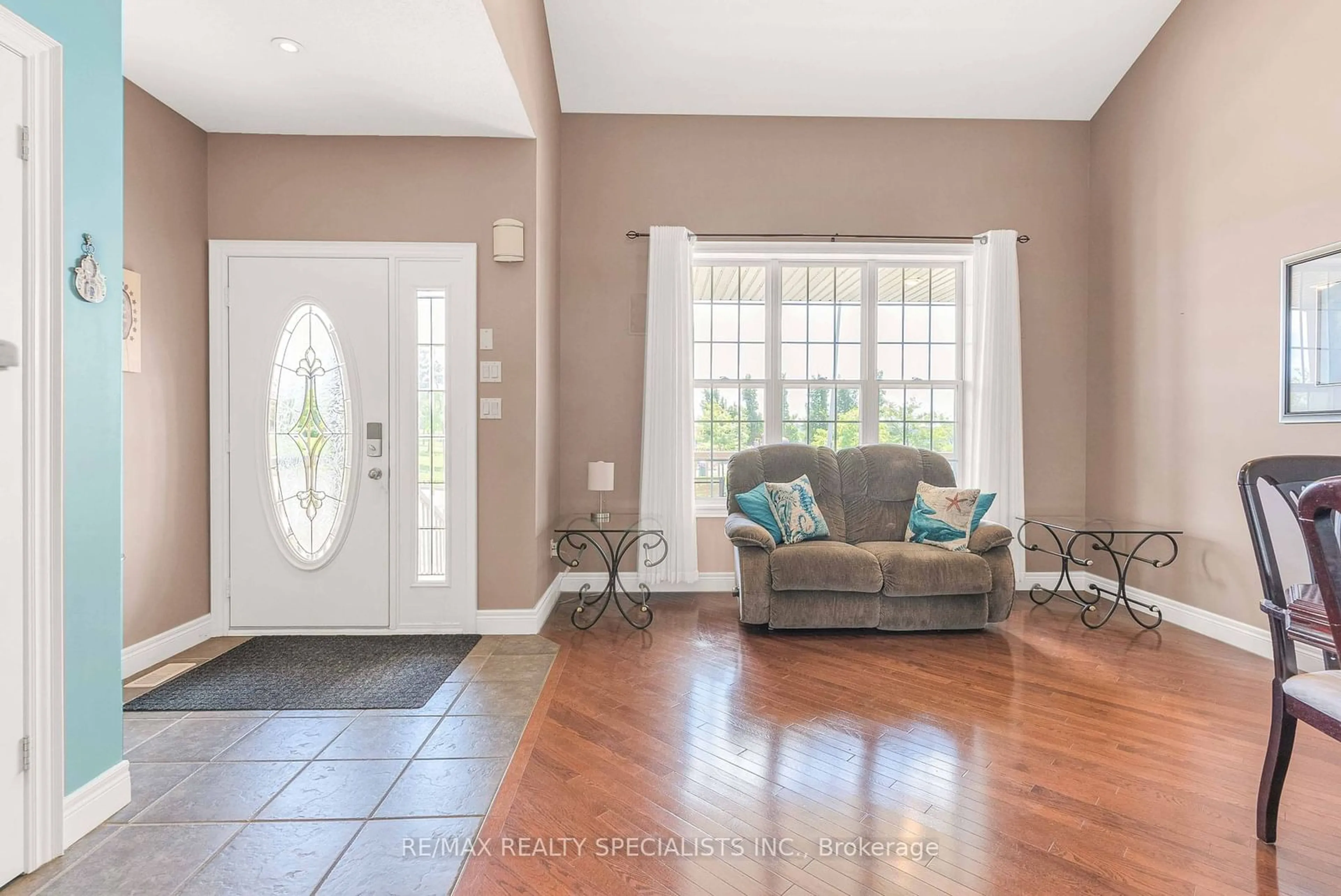 Indoor entryway, wood floors for 29 Oak Ridge Dr, Orangeville Ontario L9W 5J6