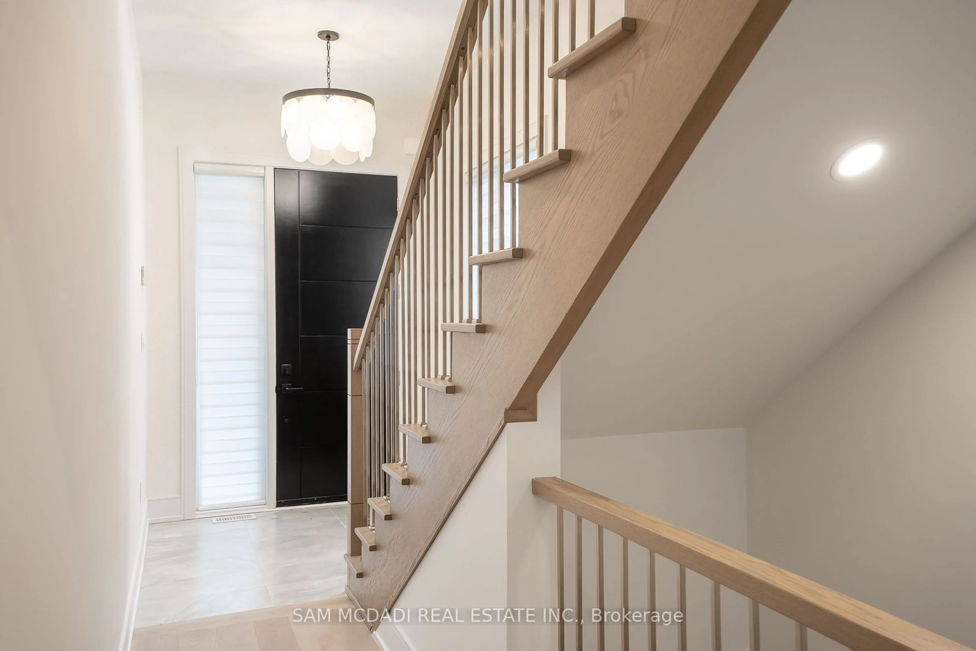 Stairs for 1076 Roosevelt Rd, Mississauga Ontario L5G 3Y8