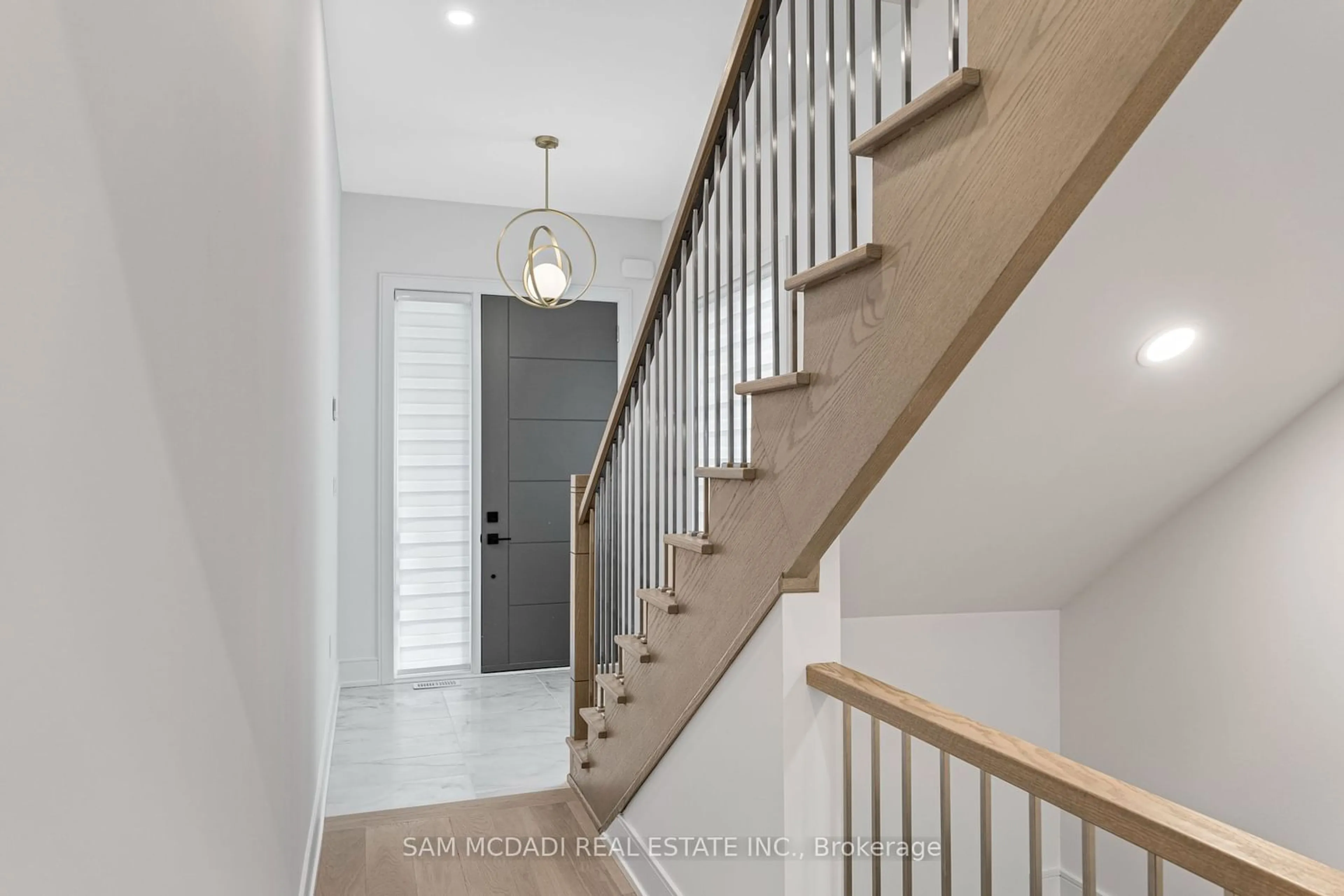 Stairs for 1080 Roosevelt Rd, Mississauga Ontario L5G 3Y8