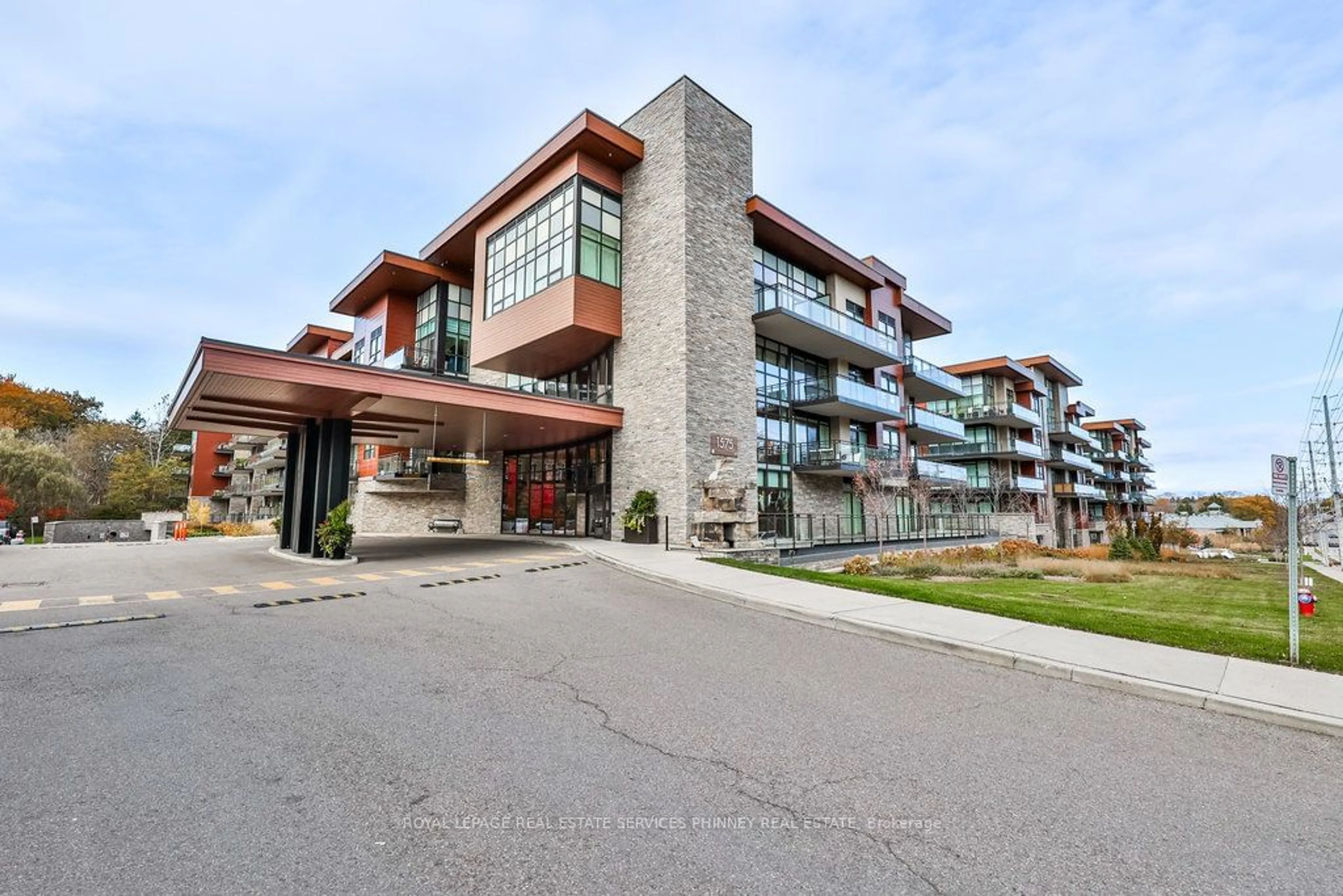 A pic from exterior of the house or condo, the front or back of building for 1575 lakeshore Rd #411, Mississauga Ontario L5J 0B1