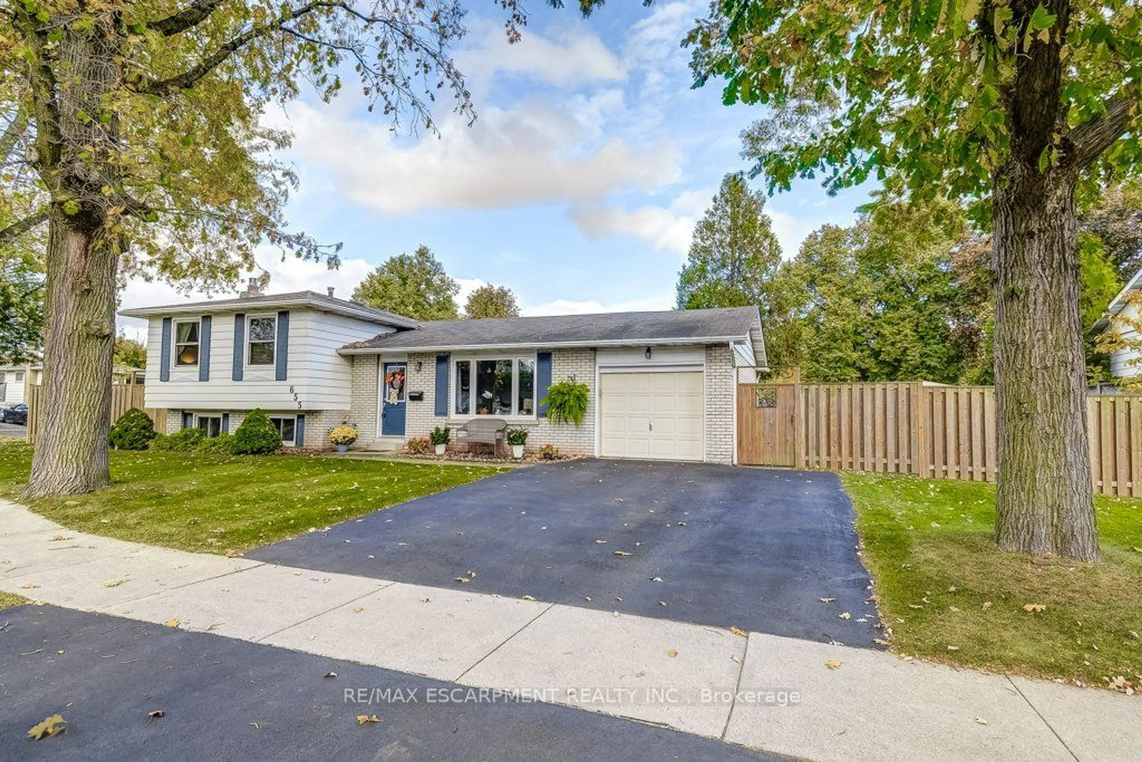 Frontside or backside of a home, the street view for 655 Cumberland Ave, Burlington Ontario L7N 2X4