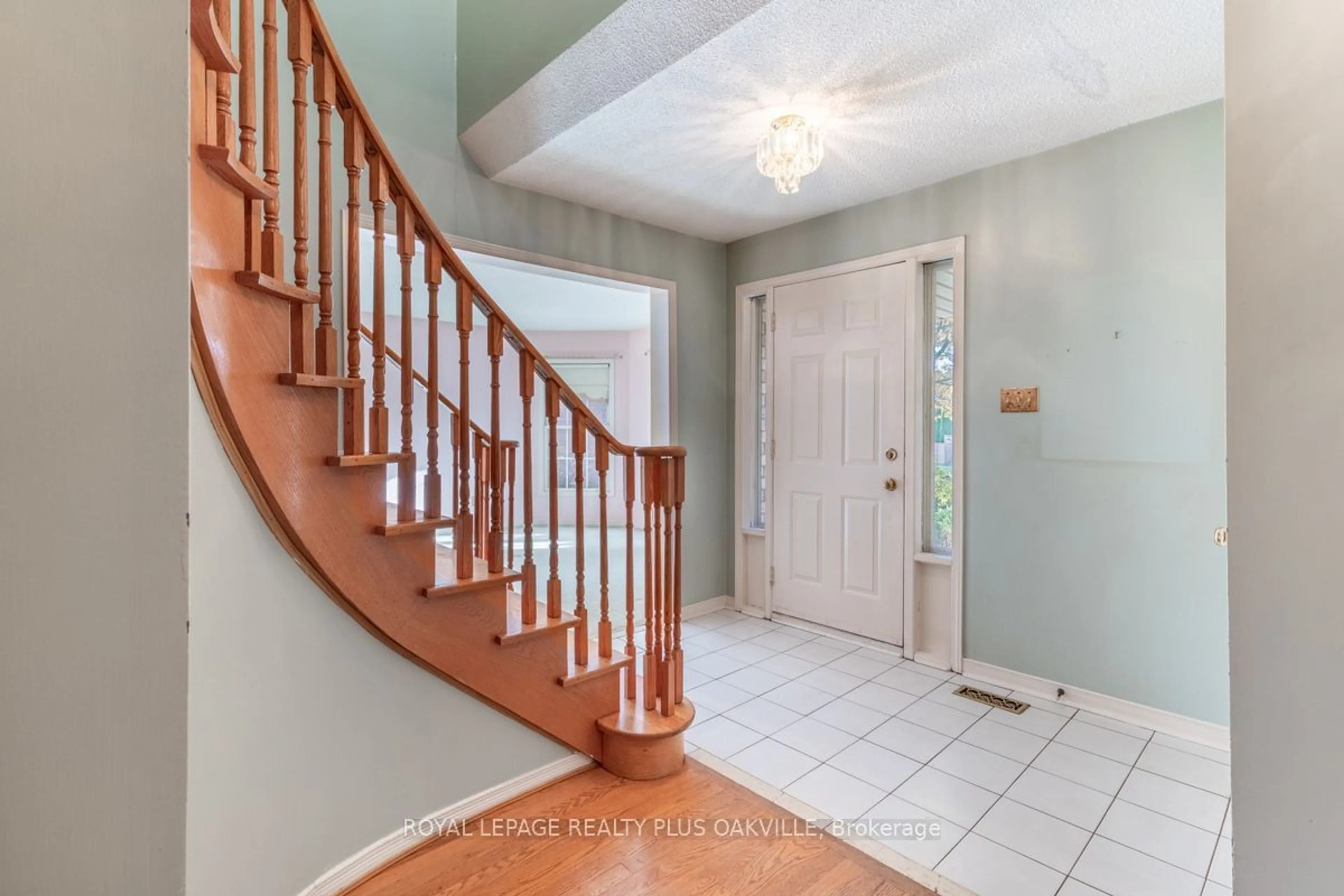 Indoor entryway, wood floors for 3465 Wilmot Cres, Oakville Ontario L6L 6E2