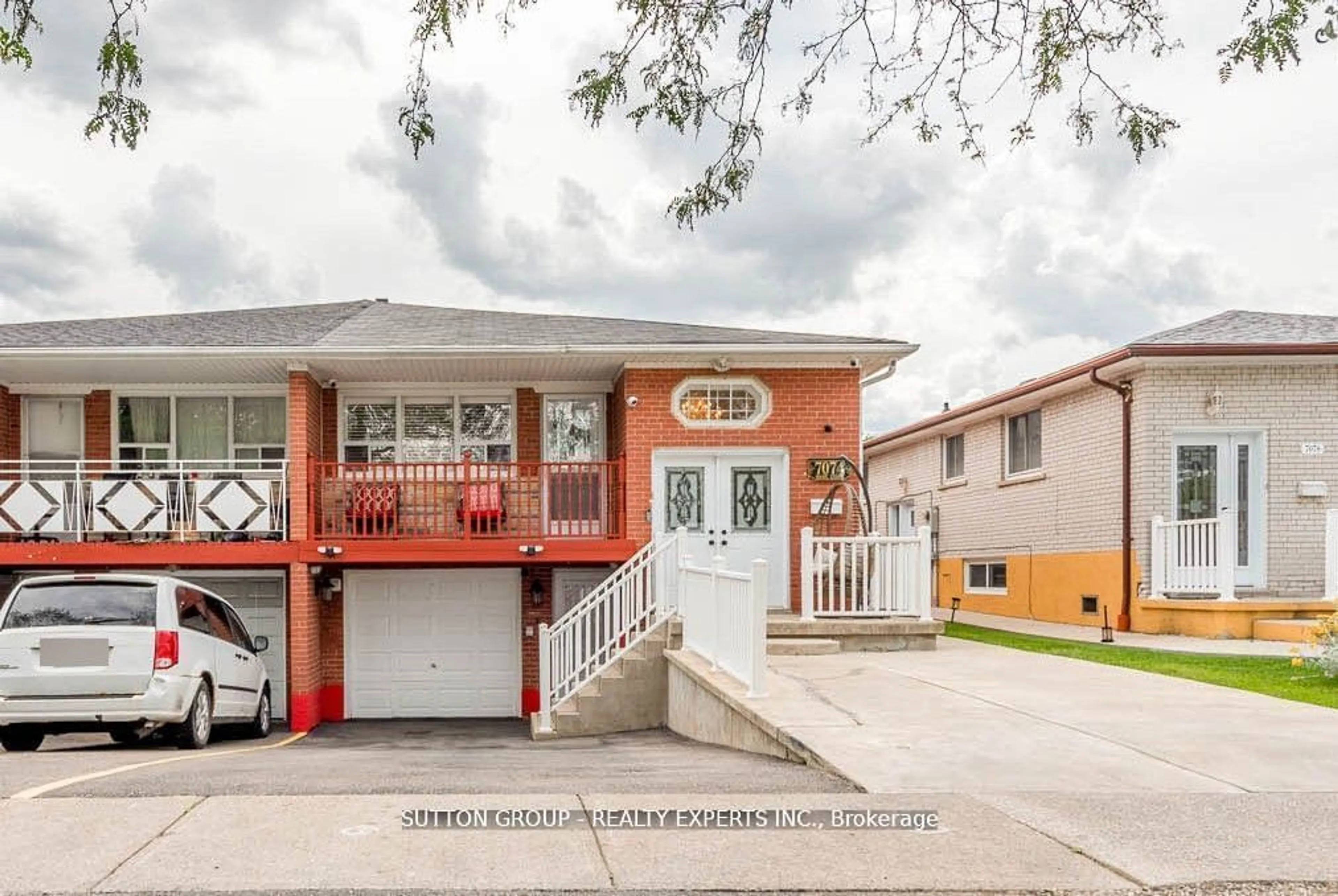 Frontside or backside of a home, the street view for 7074 Magic Crt, Mississauga Ontario L4T 3A1