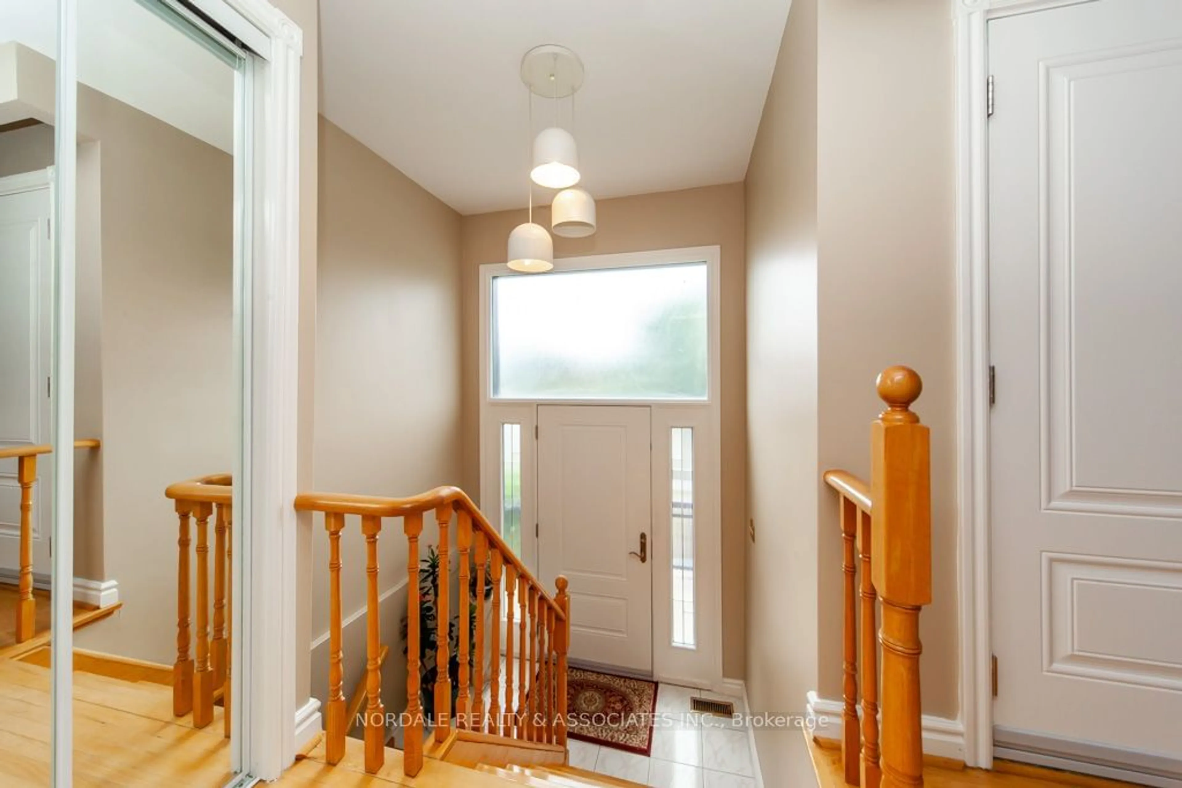 Indoor entryway, wood floors for 288 Hullmar Dr, Toronto Ontario M3N 2G1