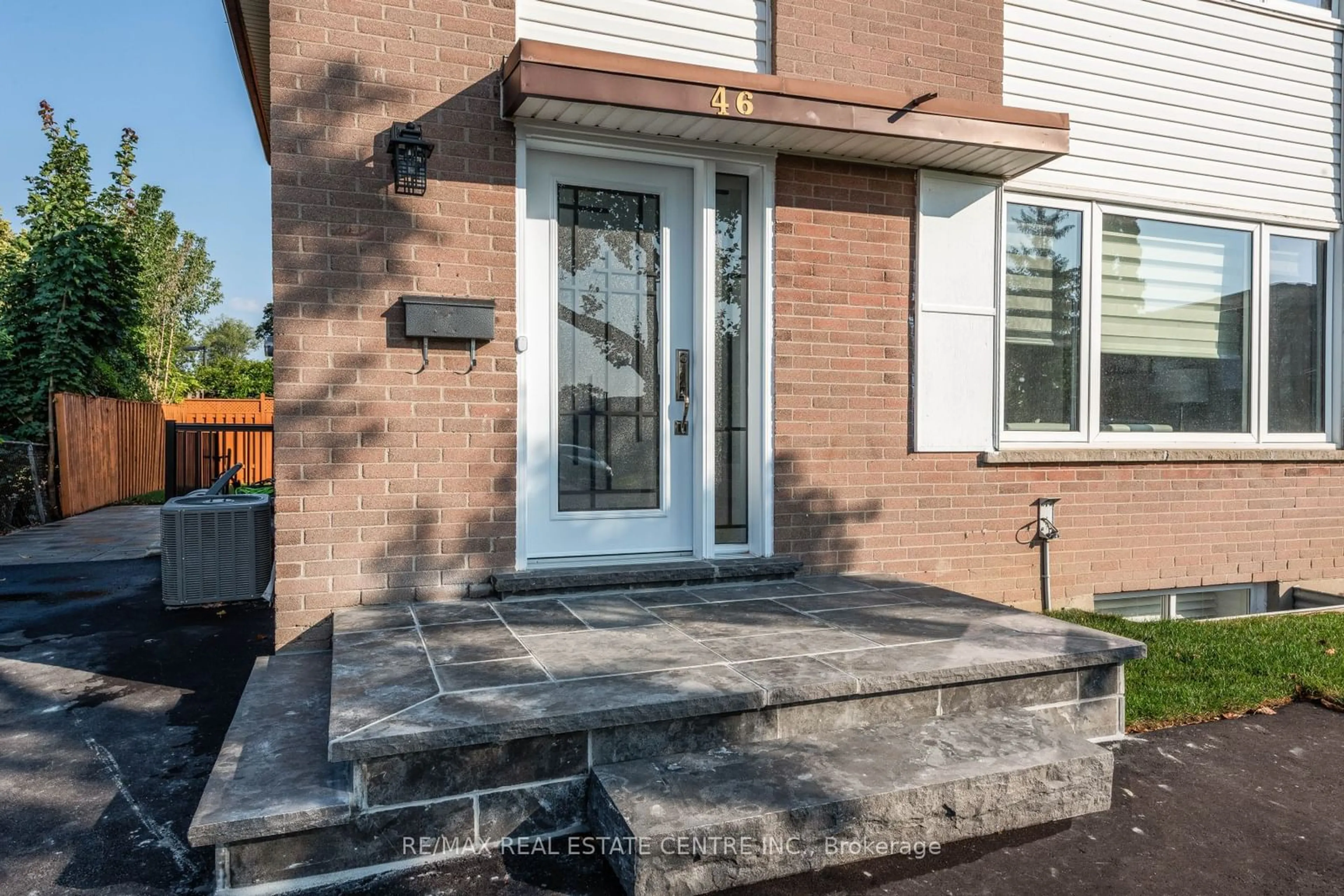 Home with brick exterior material for 46 Wilton Dr, Brampton Ontario L6W 3A1