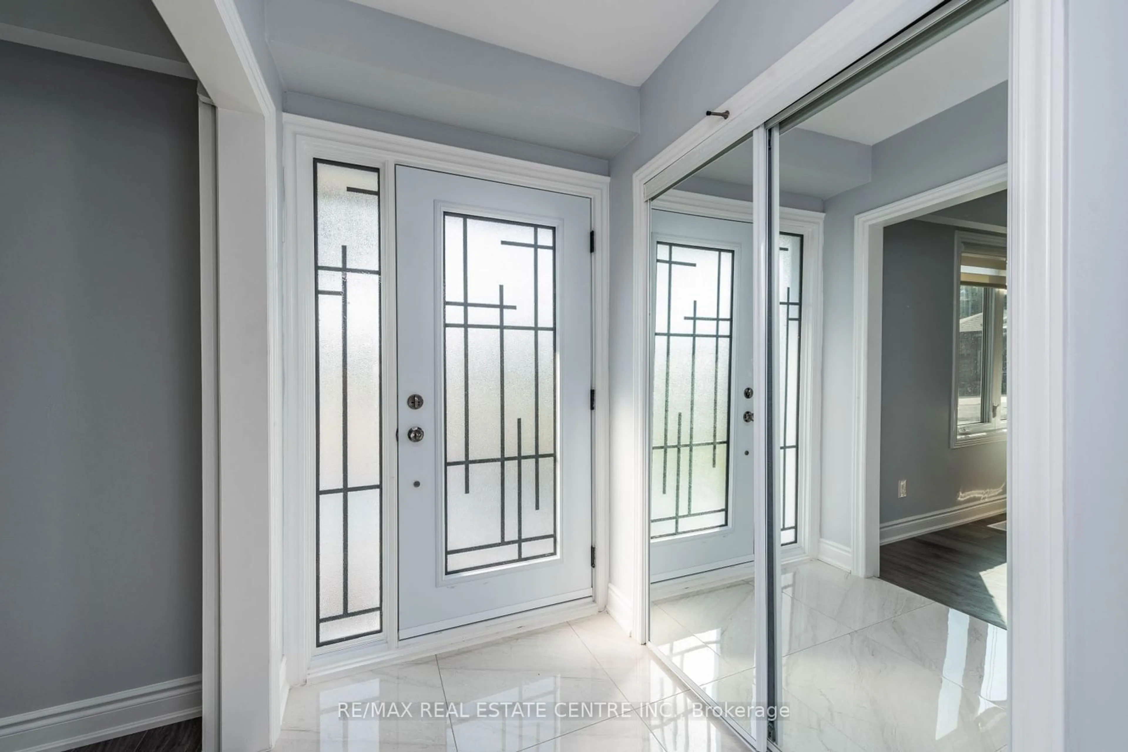 Indoor entryway, cement floor for 46 Wilton Dr, Brampton Ontario L6W 3A1