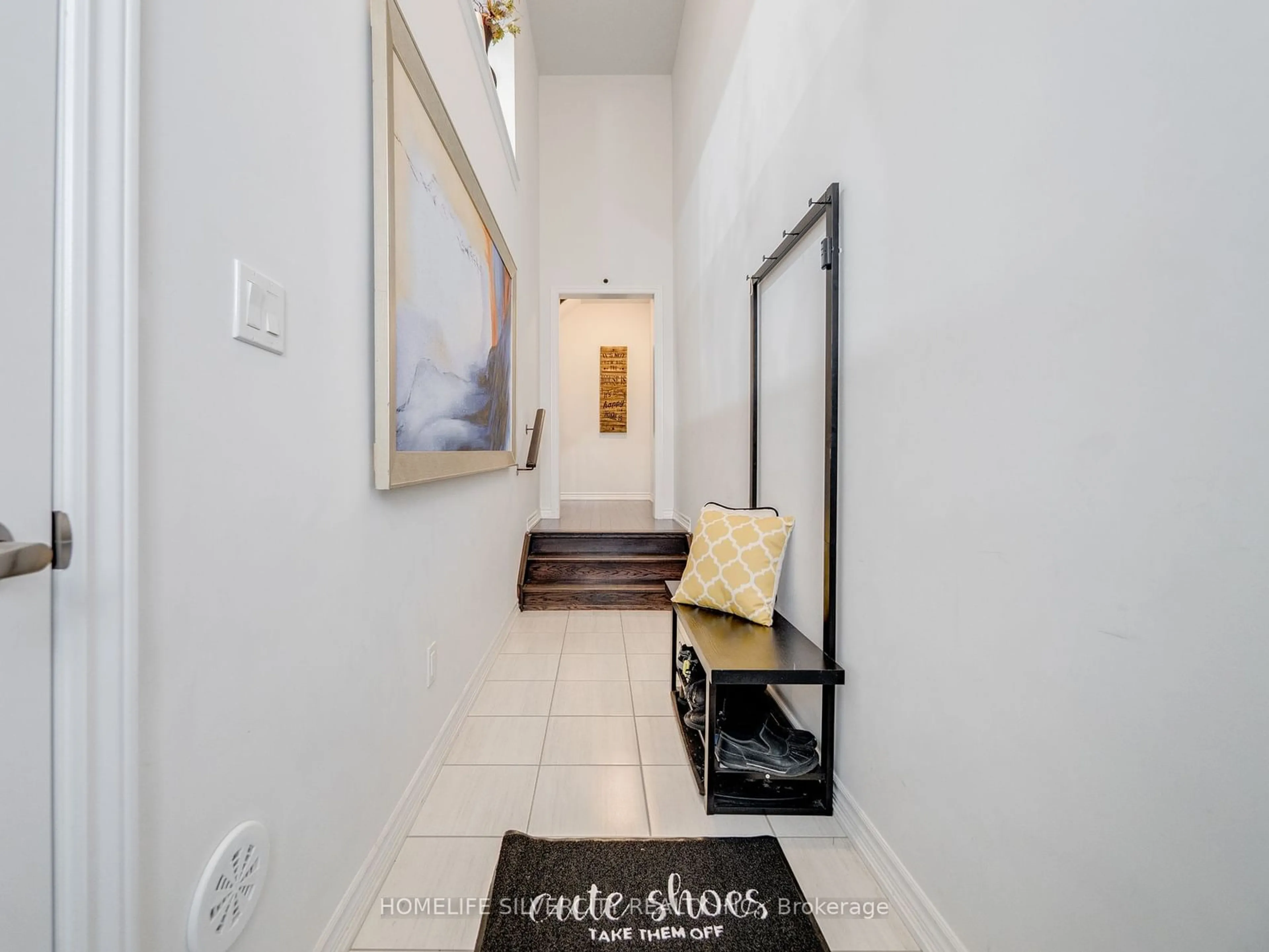 Indoor entryway, wood floors for 27 Gemma Pl, Brampton Ontario L6Z 1X9