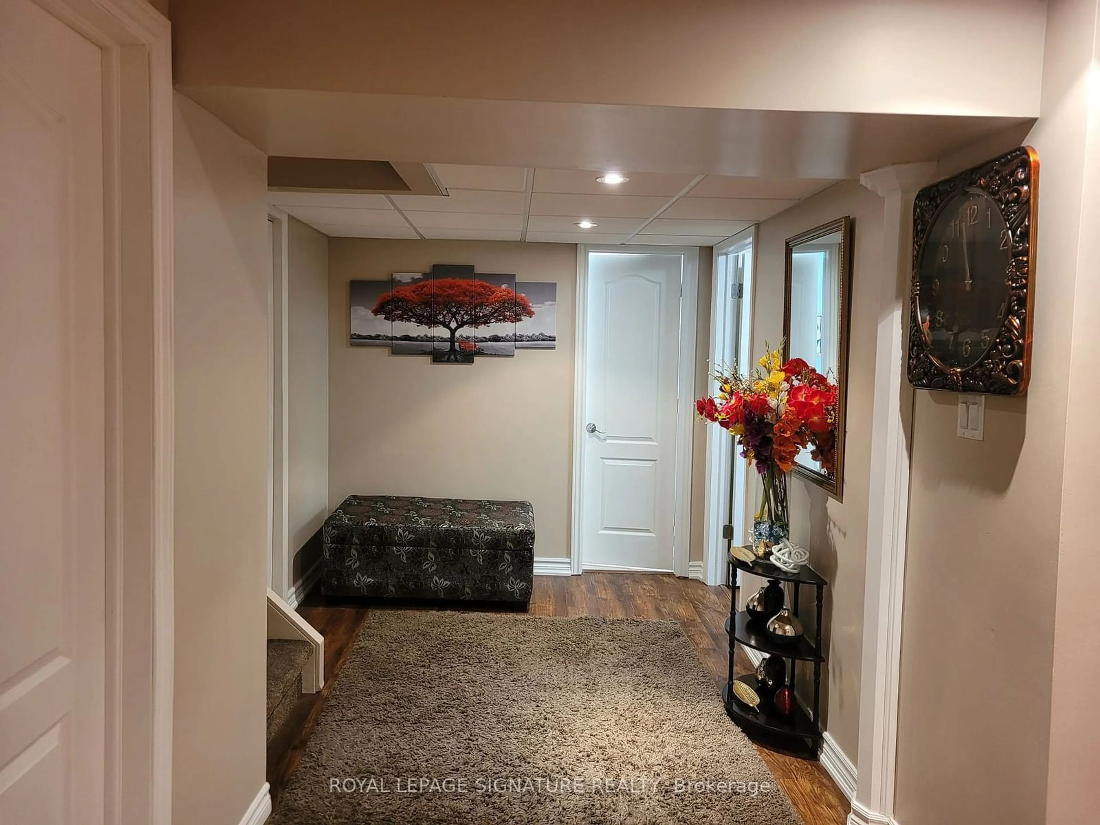 Indoor entryway, carpet floors for 35 Lawndale Cres, Brampton Ontario L6S 3L3