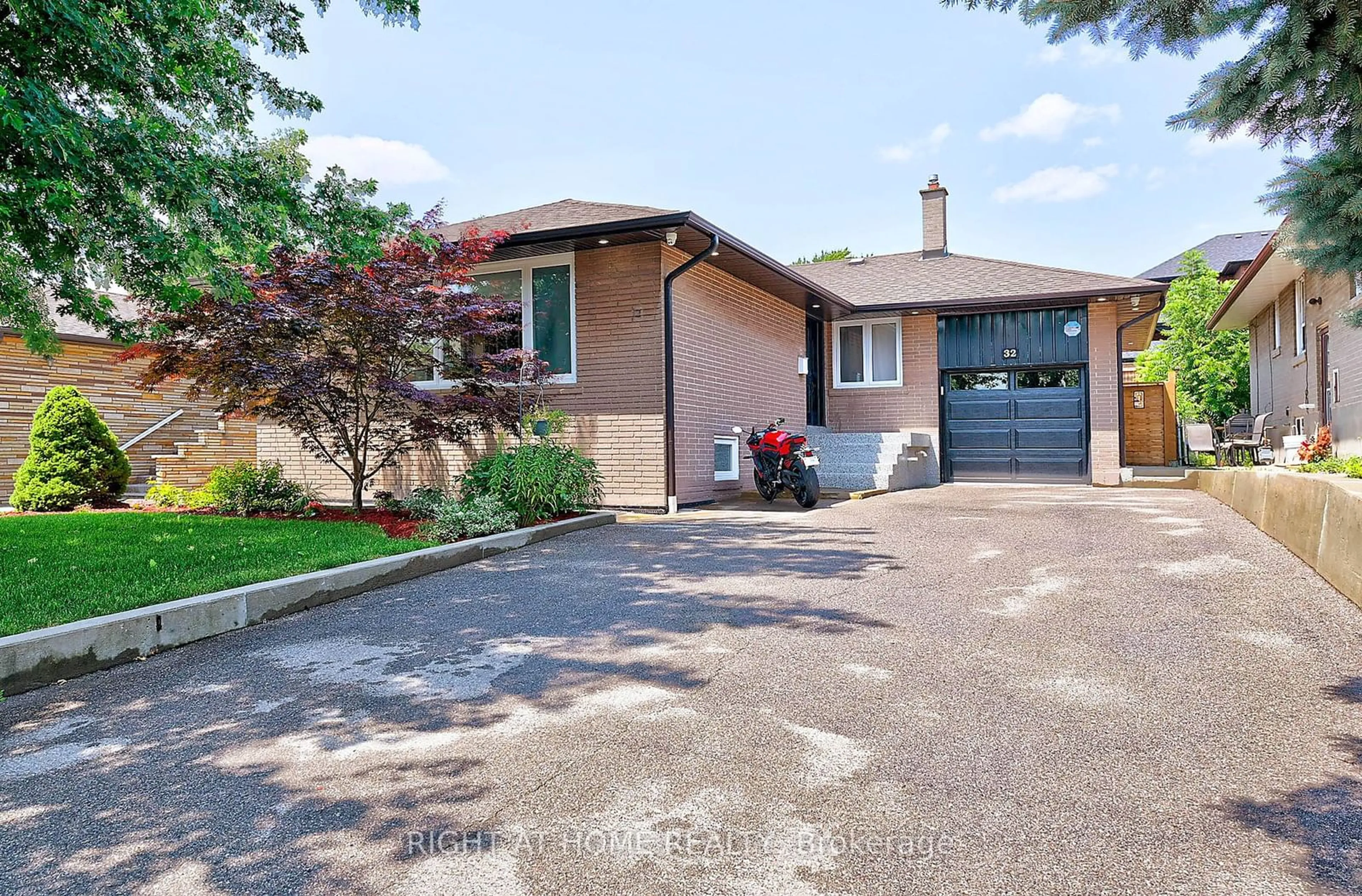 Frontside or backside of a home, cottage for 32 Del Ria Dr, Toronto Ontario M6L 1M1