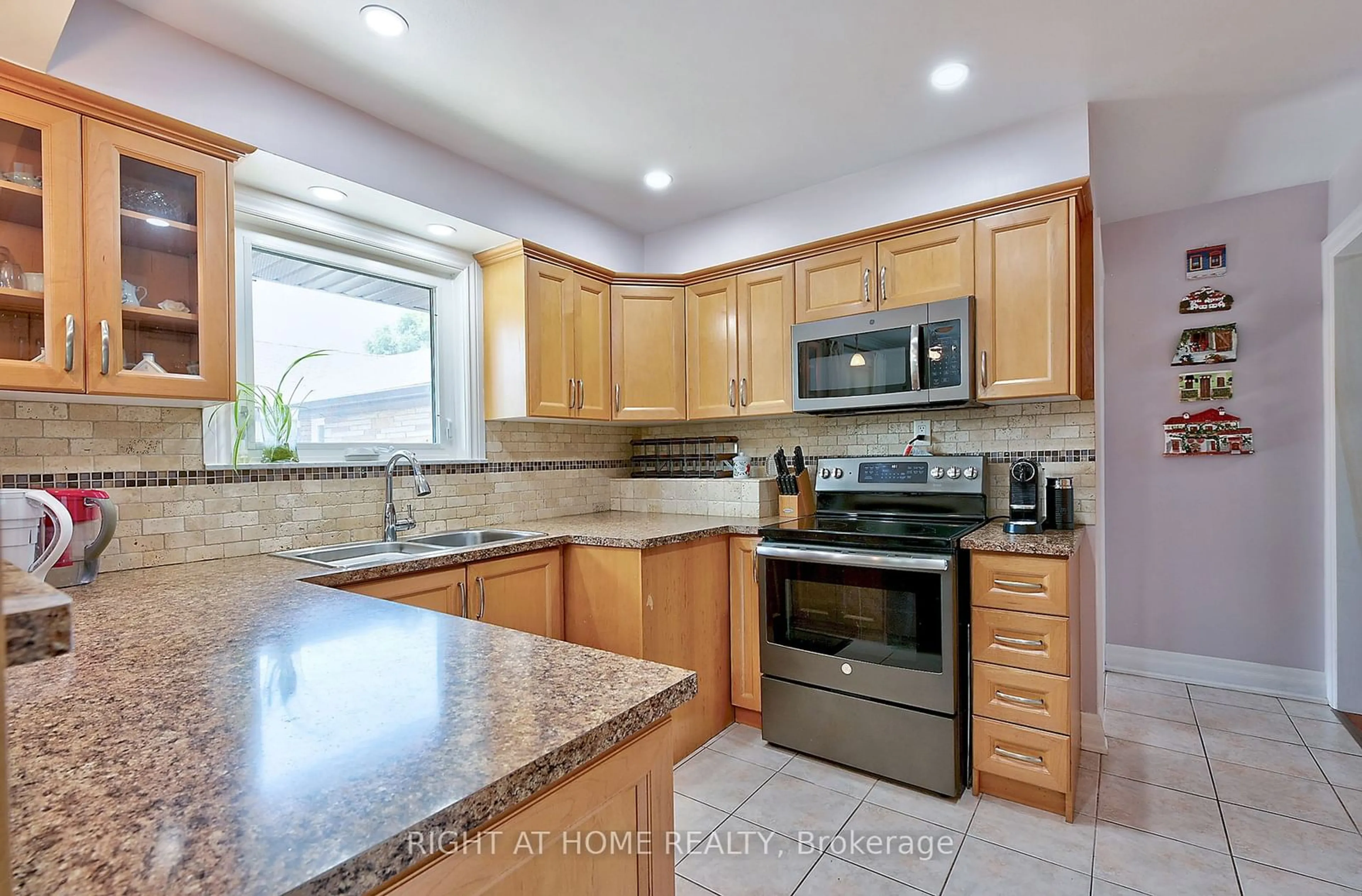 Standard kitchen, wood floors for 32 Del Ria Dr, Toronto Ontario M6L 1M1