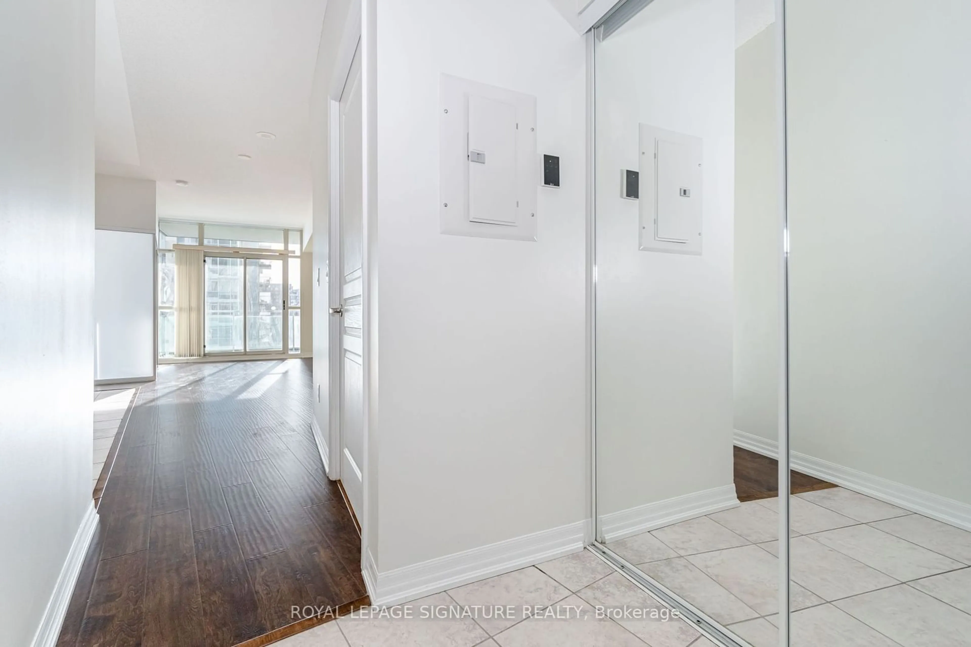 Indoor entryway, wood floors for 223 Webb Dr #1509, Mississauga Ontario L5B 0E8