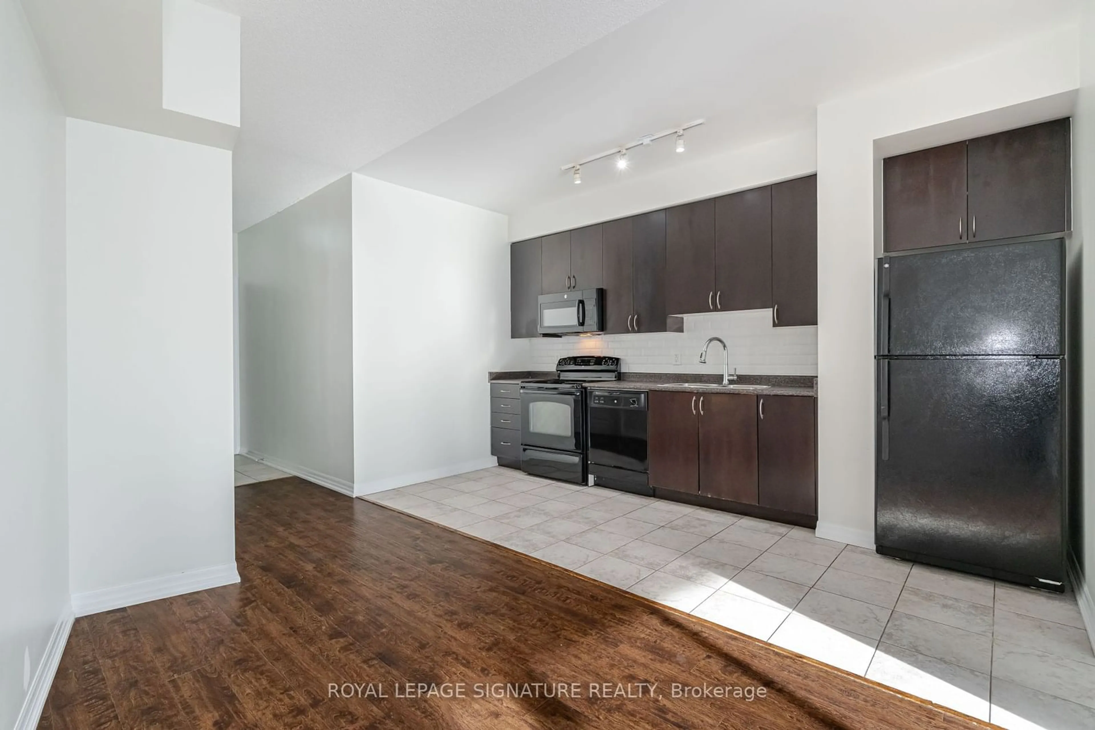 Standard kitchen, wood floors for 223 Webb Dr #1509, Mississauga Ontario L5B 0E8