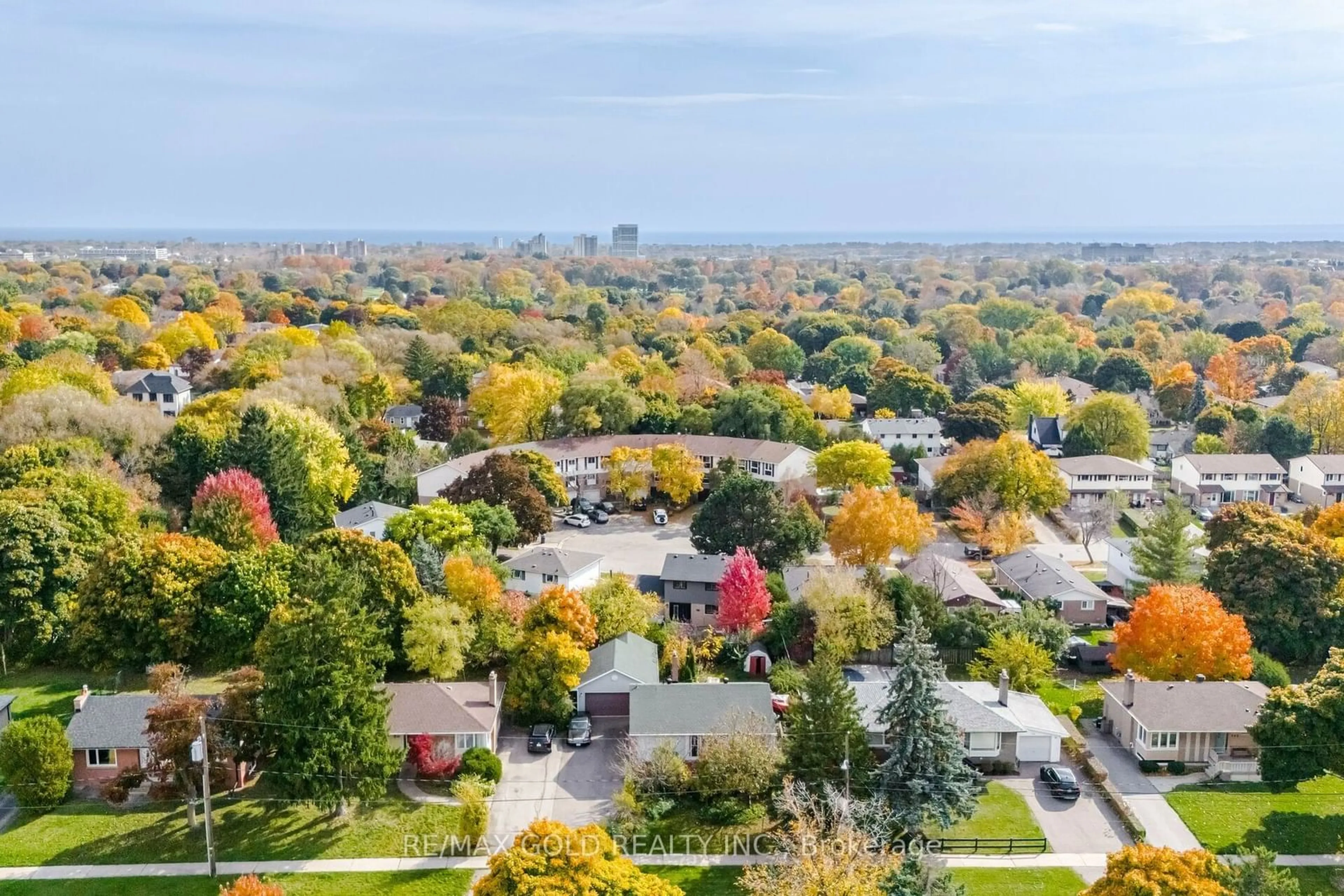 A pic from exterior of the house or condo, the view of city buildings for 92 Miller Rd, Oakville Ontario L6H 1J9