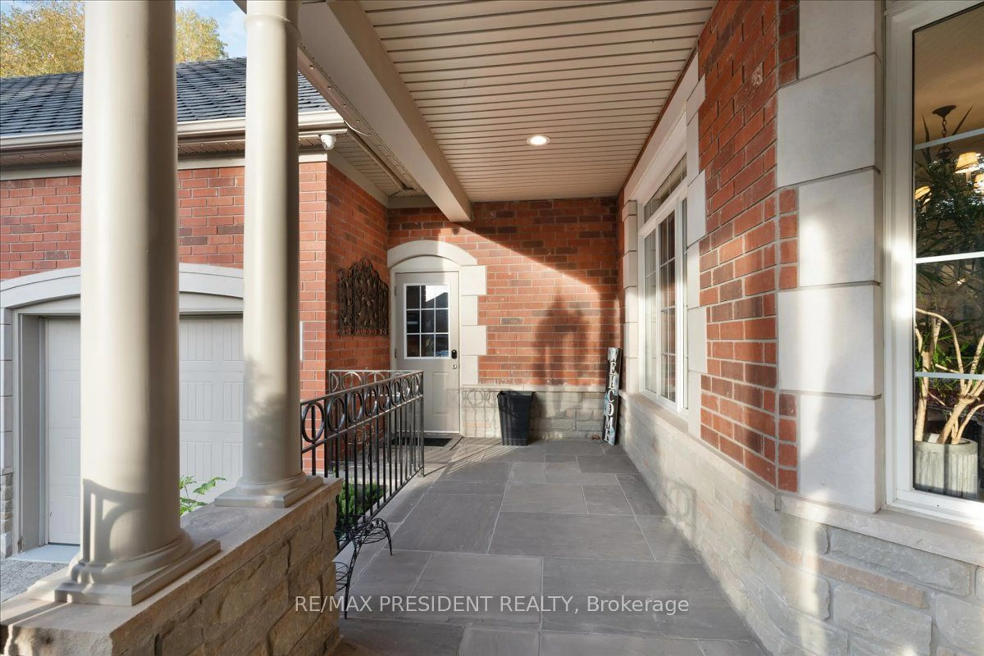 Indoor entryway, cement floor for 5 Classic Dr, Brampton Ontario L6Y 5G9