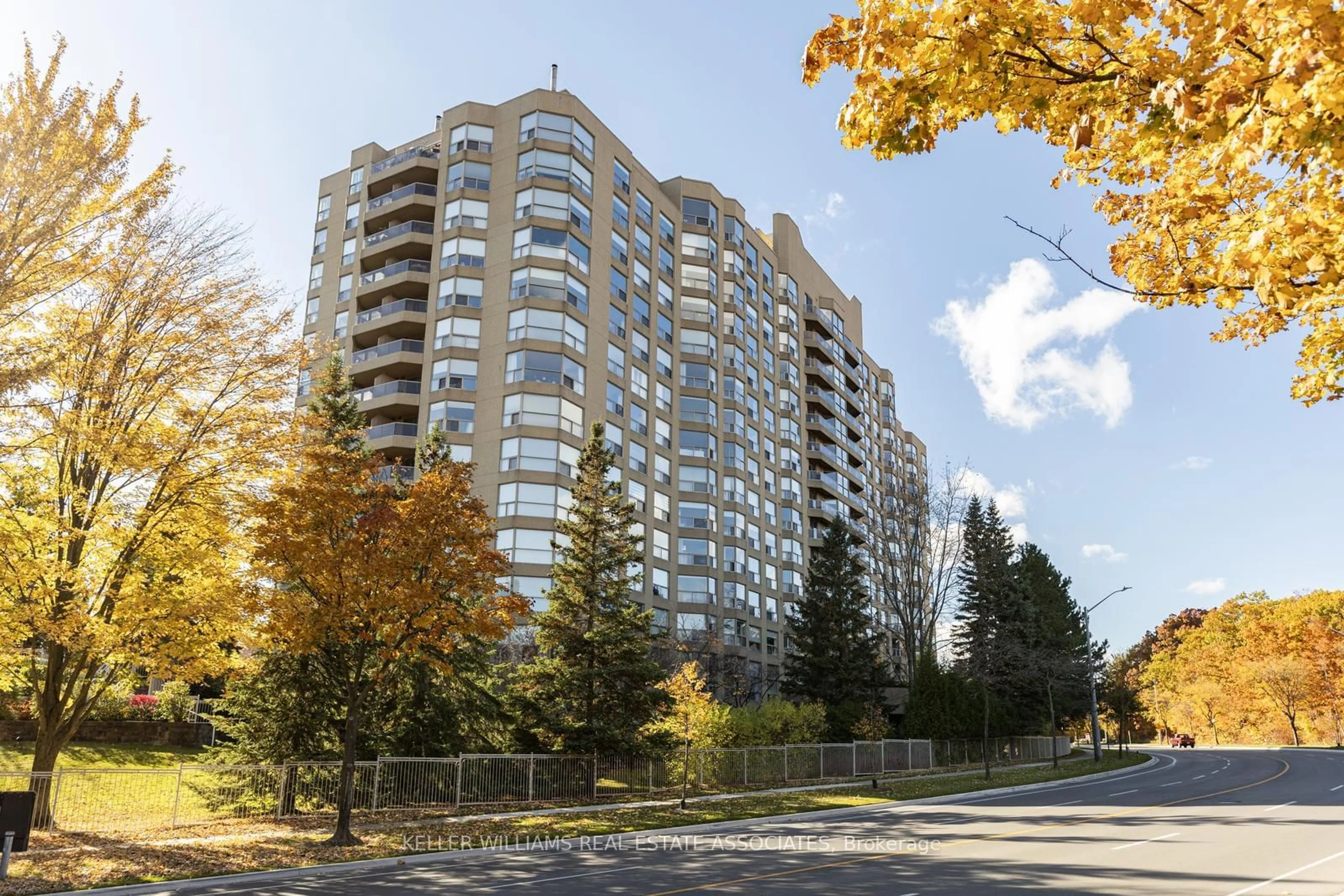 A pic from exterior of the house or condo, the front or back of building for 1800 The Collegeway Way #1202, Mississauga Ontario L5L 5S4