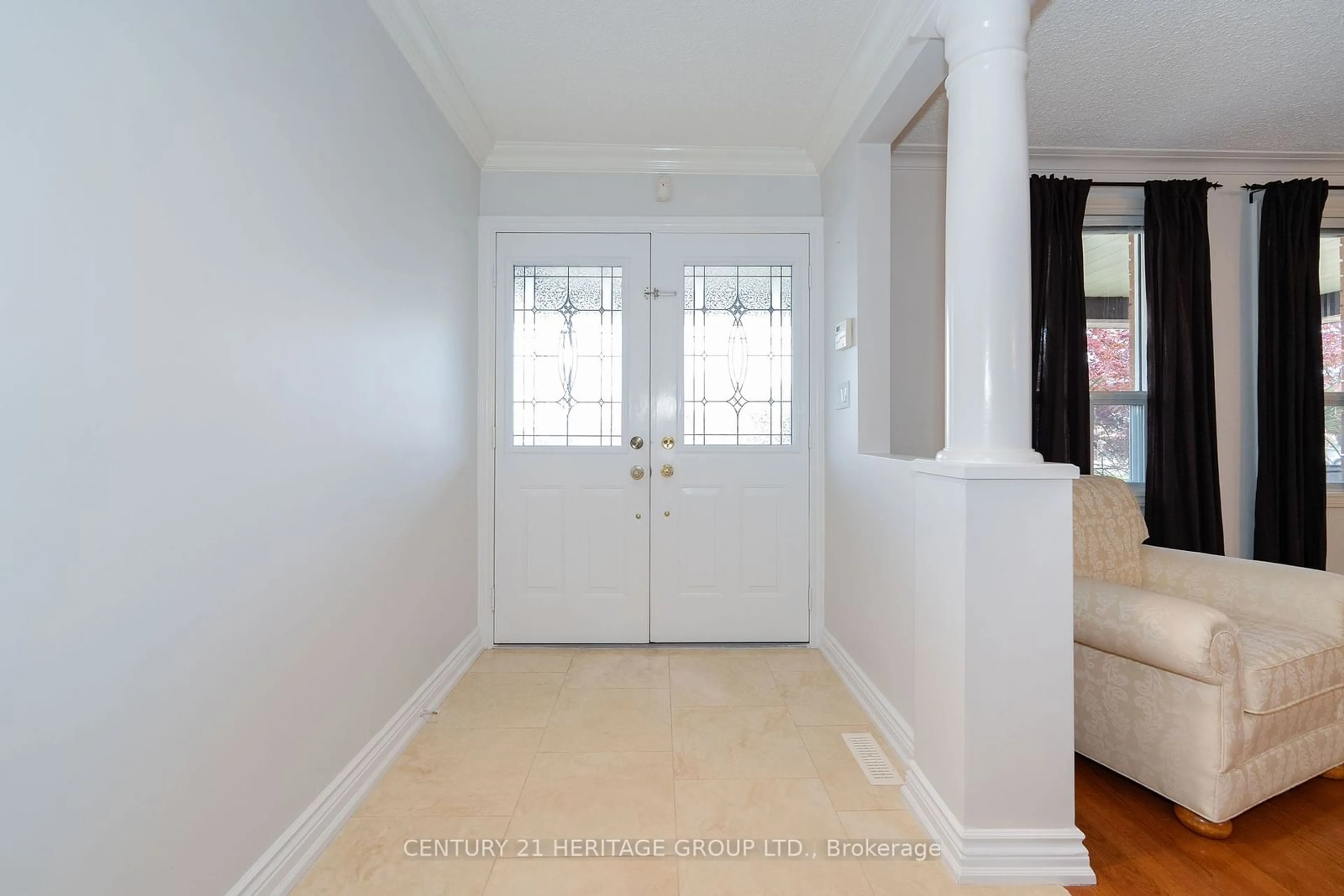 Indoor entryway, wood floors for 125 Anthony Rd, Toronto Ontario M3K 1B7