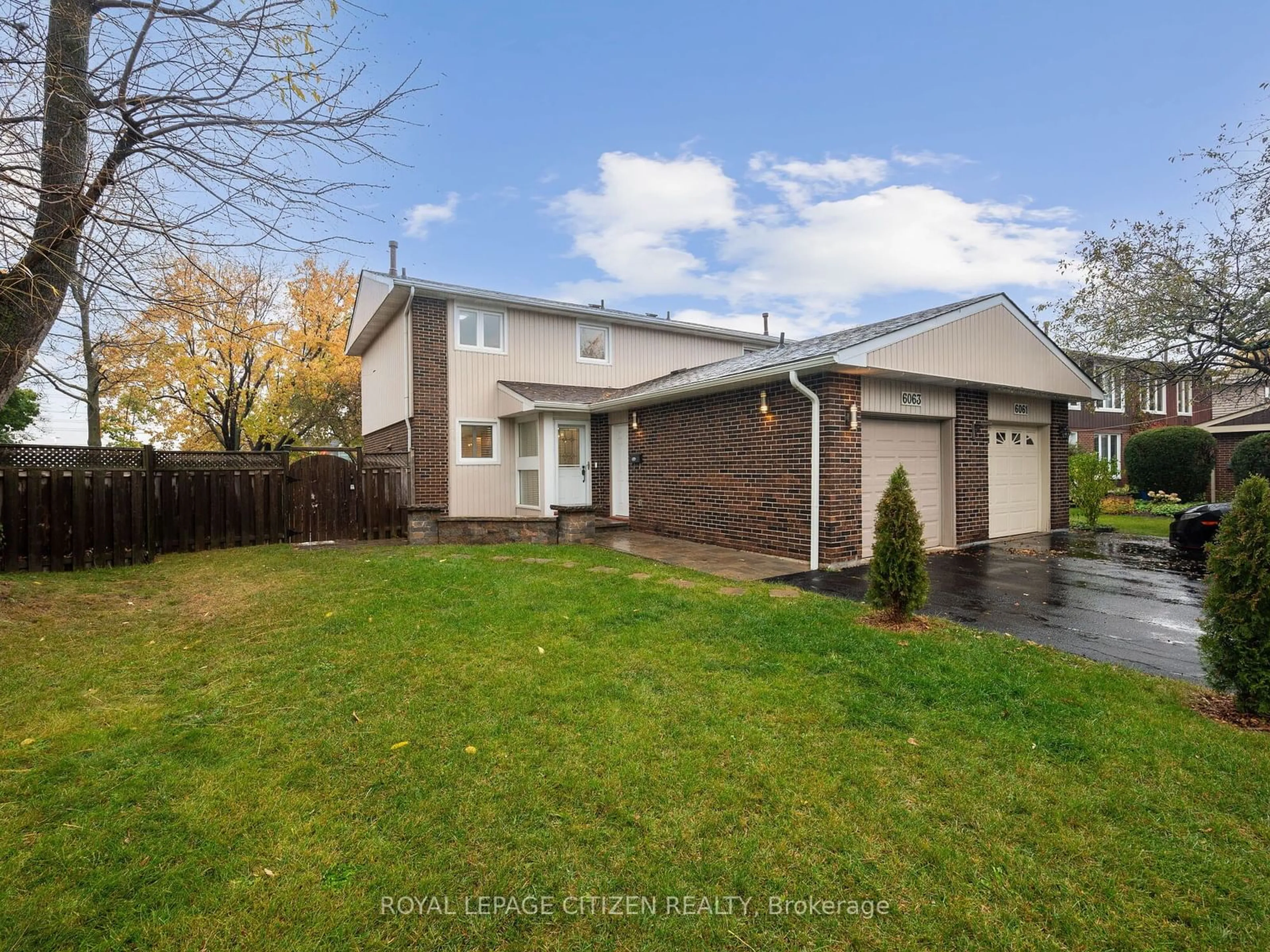 Frontside or backside of a home, the fenced backyard for 6063 Featherhead Cres, Mississauga Ontario L5N 2B5