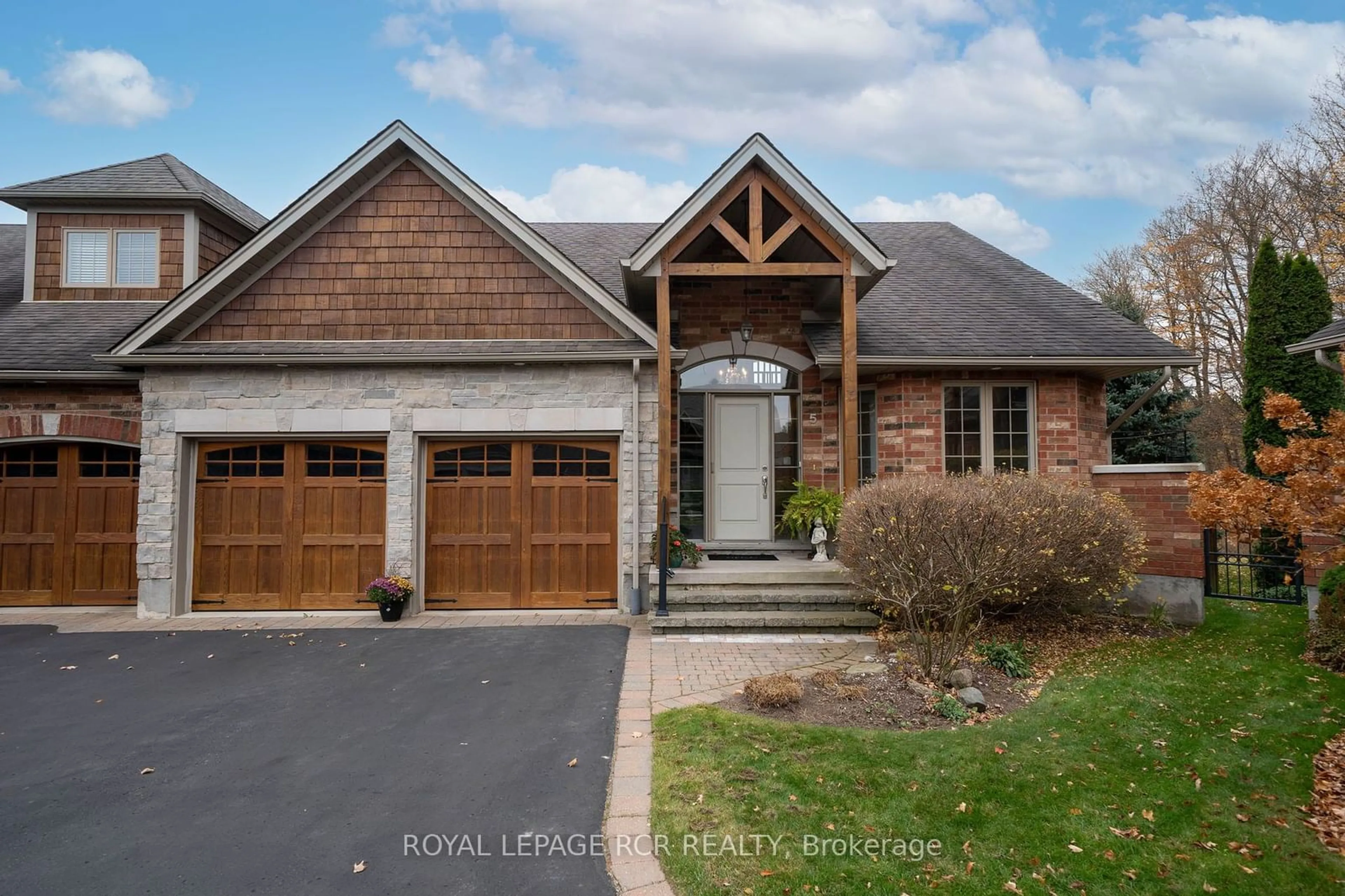 Frontside or backside of a home, cottage for 19 Reddington Dr #5, Caledon Ontario L7E 4C5