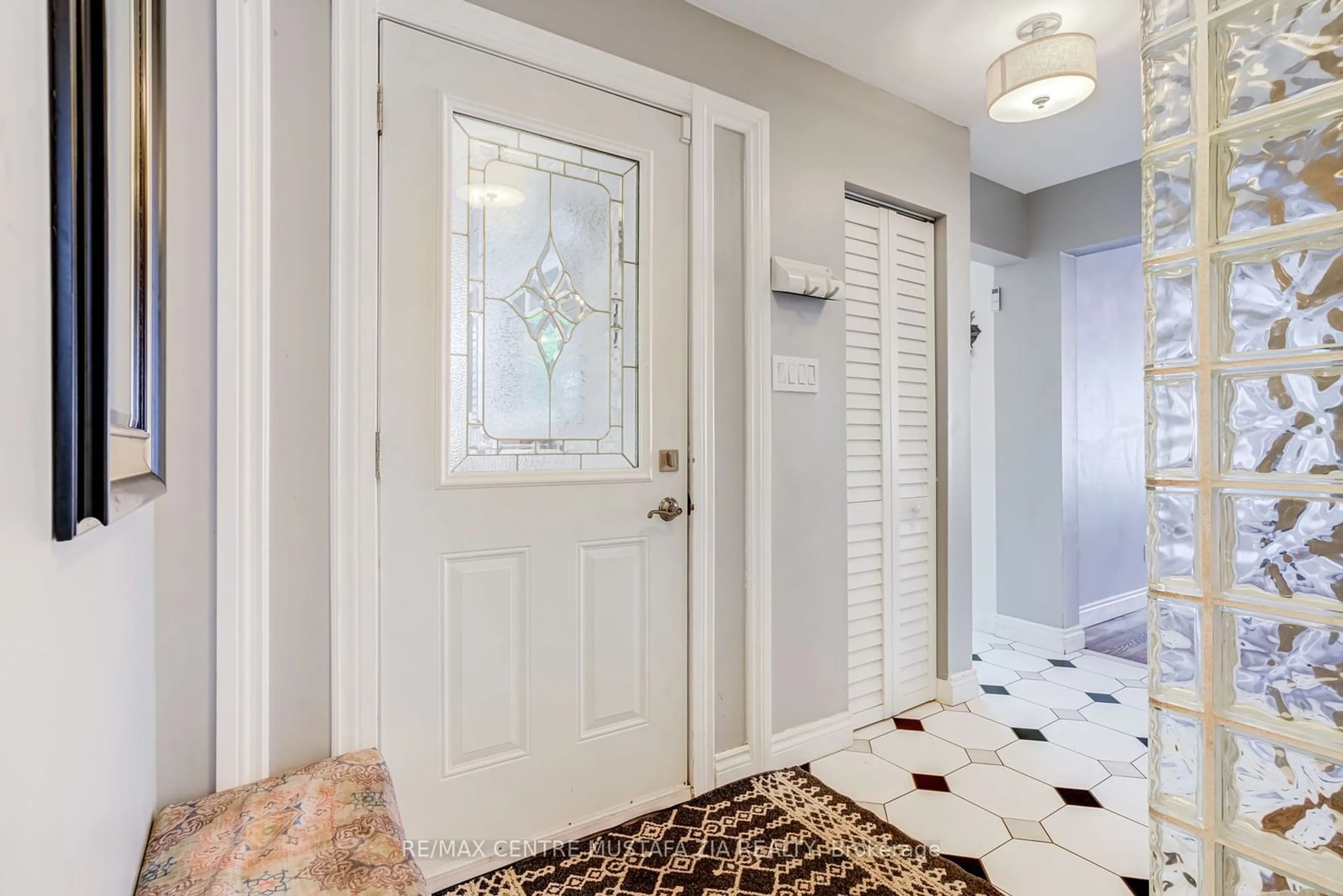 Indoor entryway, wood floors for 2283 Delkus Cres, Mississauga Ontario L5A 1K8