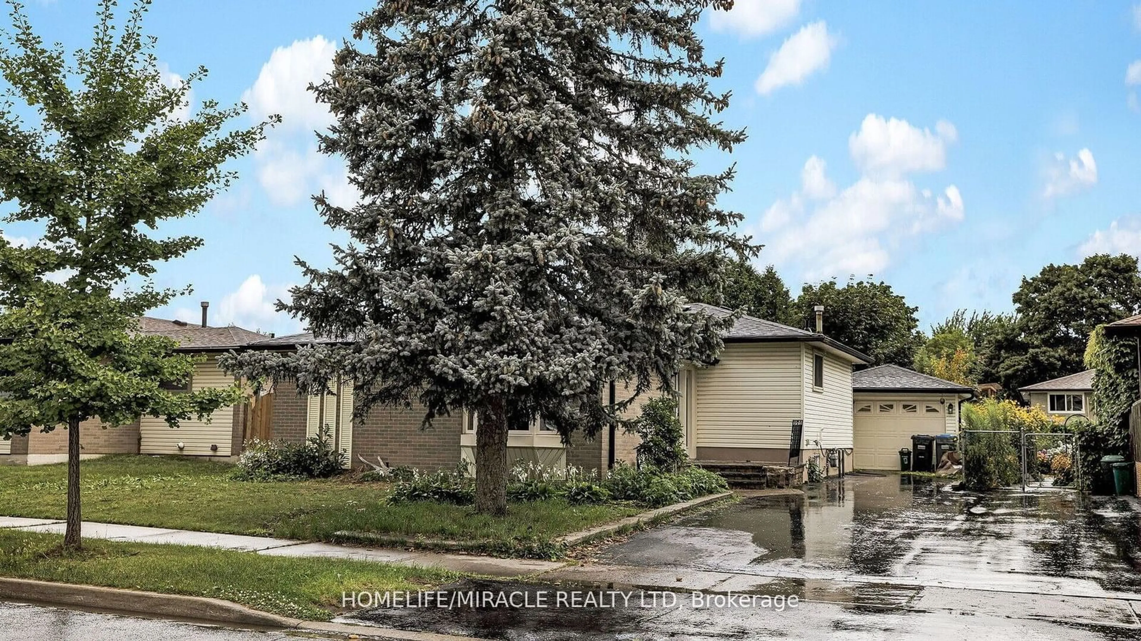 Frontside or backside of a home, the street view for 62 Sutherland Ave, Brampton Ontario L6V 2H7