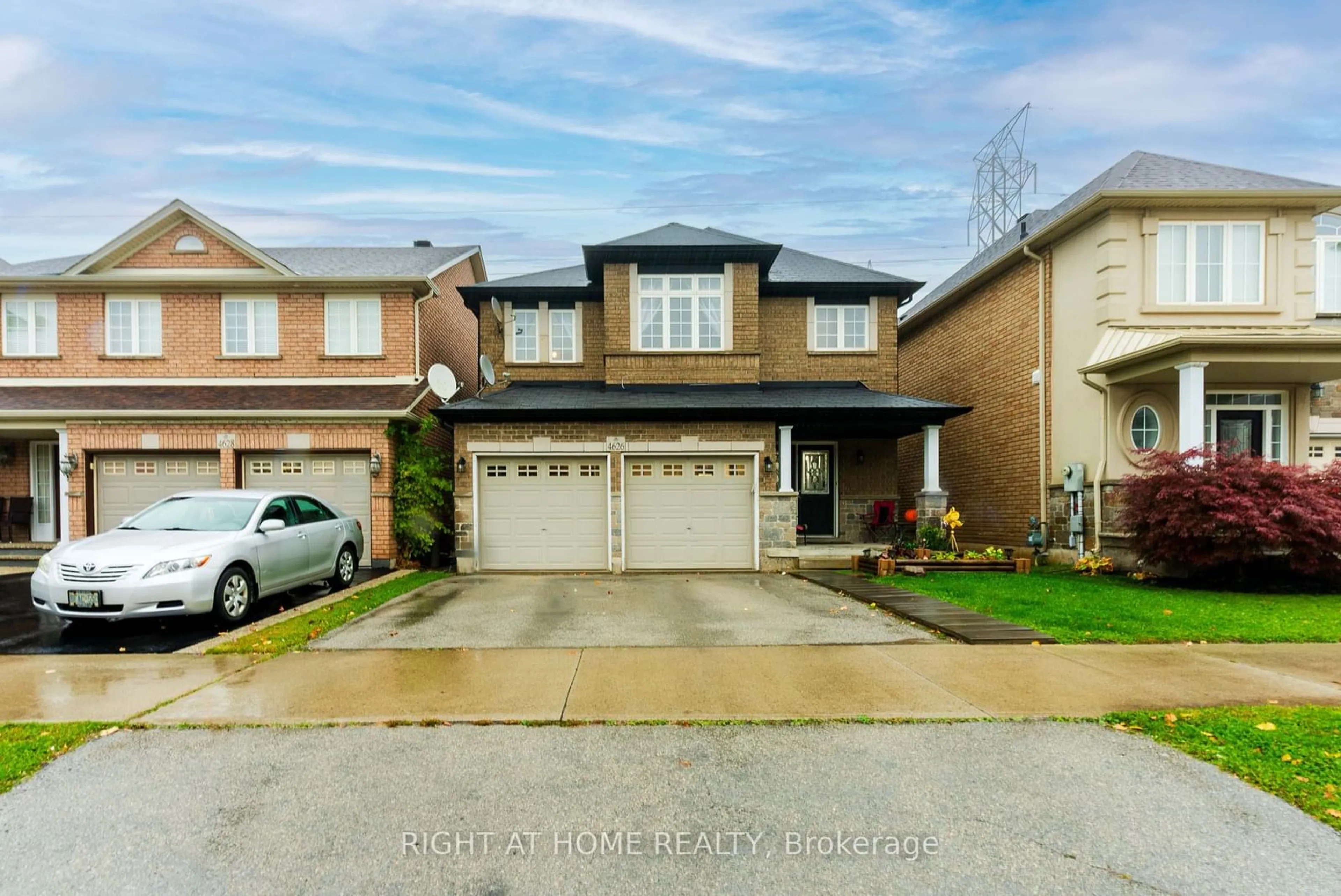 Frontside or backside of a home, the street view for 4626 Cornerstone Dr, Burlington Ontario L7M 0C9