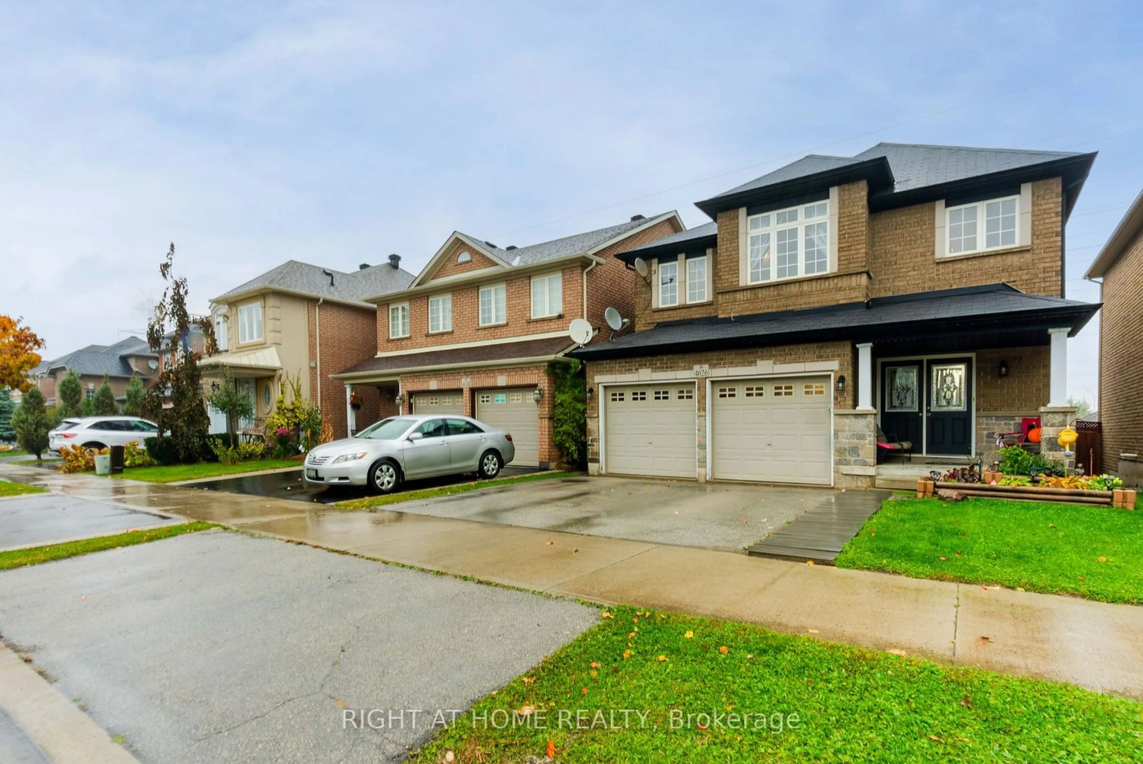 Frontside or backside of a home, the street view for 4626 Cornerstone Dr, Burlington Ontario L7M 0C9