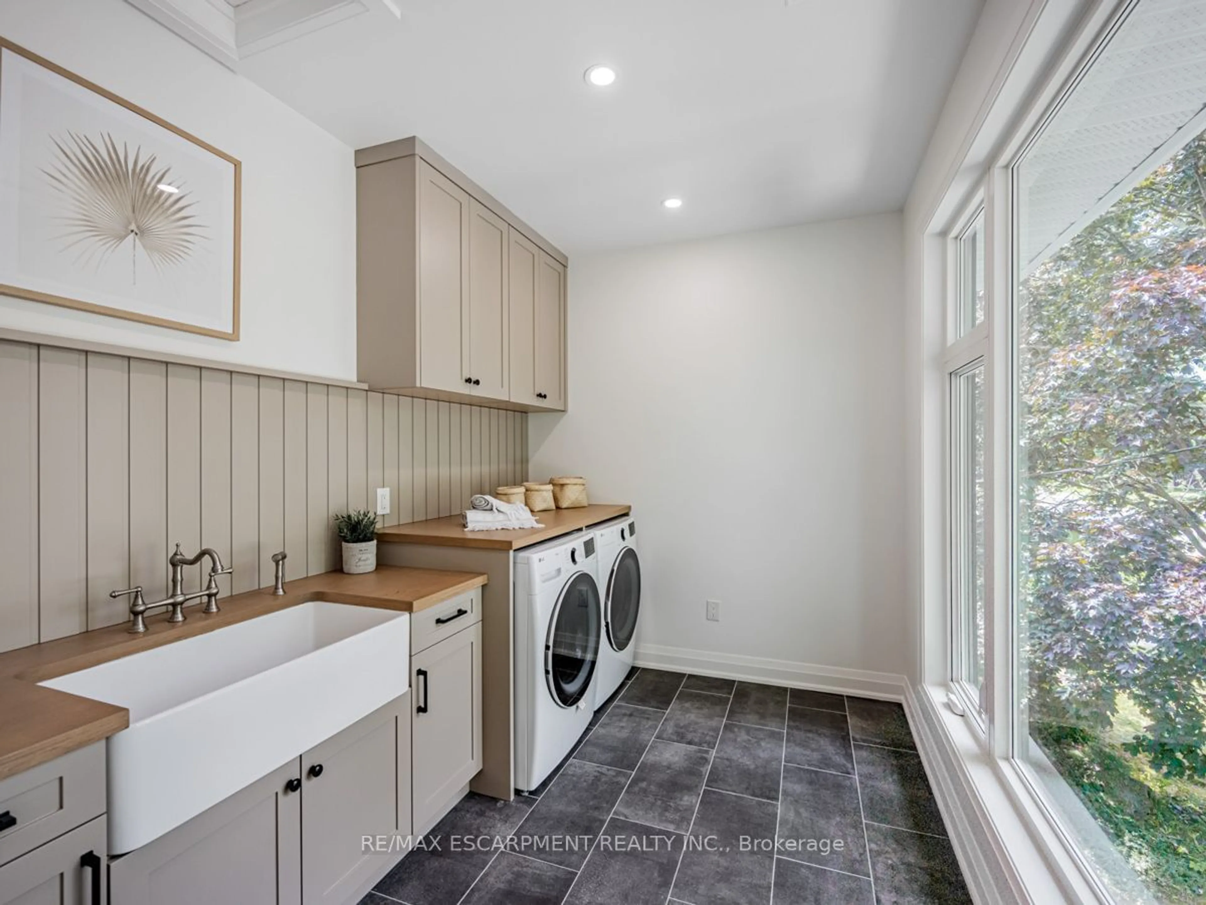 Laundry room for 974 North Shore Blvd, Burlington Ontario L7T 1B1